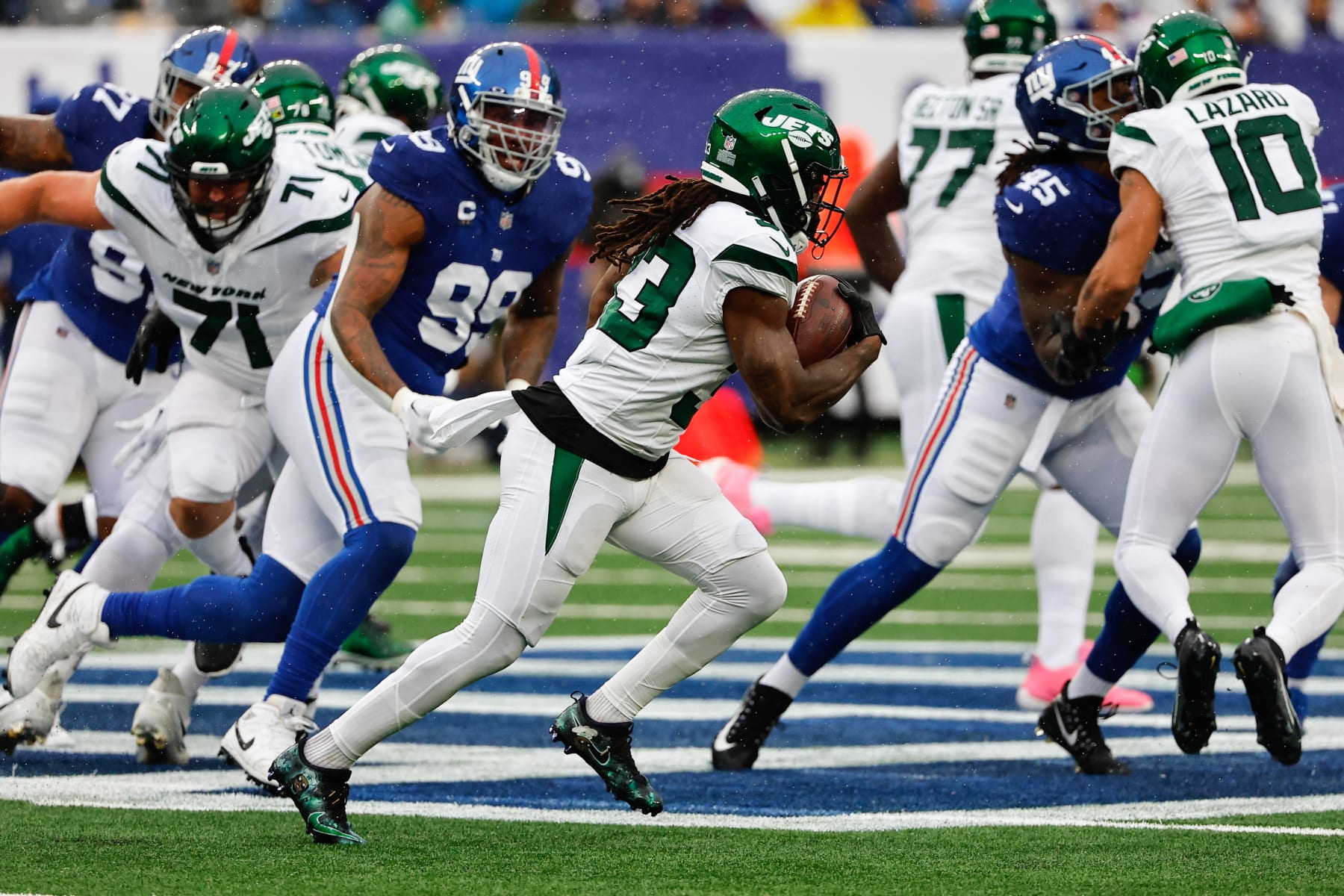 EAST RUTHERFORD, NJ - OCTOBER 29:  Dalvin Cook (33) of the New York Jets runs during the game against the New York Giants during the game on October 29, 2023 at MetLife Stadium in East Rutherford, New Jersey.  (Photo by Rich Graessle/Icon Sportswire via Getty Images)