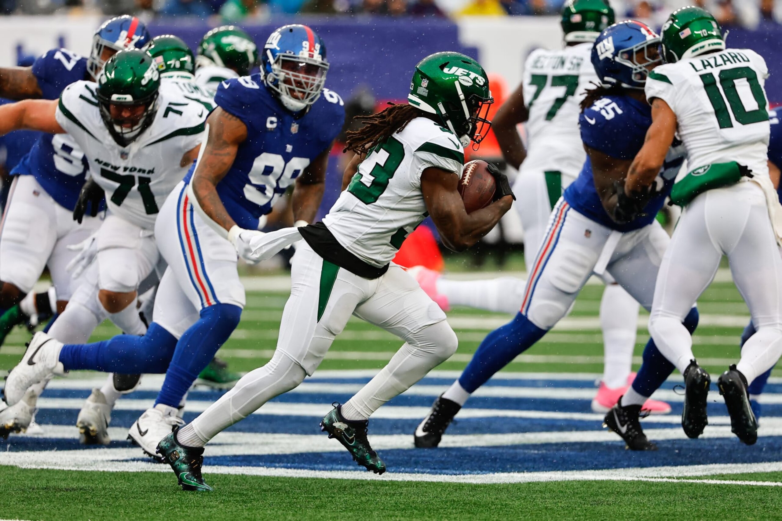 EAST RUTHERFORD, NJ - OCTOBER 29: Dalvin Cook (33) of the New York Jets runs during the game against the New York Giants during the game on October 29, 2023 at MetLife Stadium in East Rutherford, New Jersey. (Photo by Rich Graessle/Icon Sportswire via Getty Images) EAST RUTHERFORD, NJ - OCTOBER 29: Dalvin Cook (33) of the New York Jets runs during the game against the New York Giants during the game on October 29, 2023 at MetLife Stadium in East Rutherford, New Jersey. (Photo by Rich Graessle/Icon Sportswire via Getty Images)