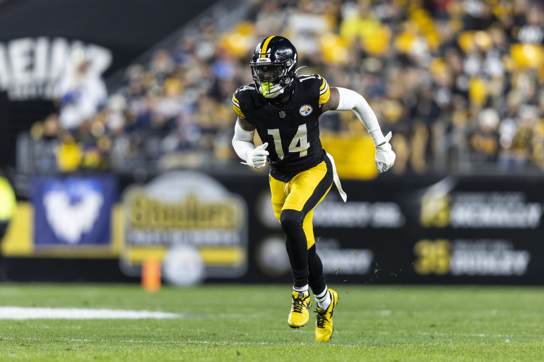 PITTSBURGH, PENNSYLVANIA - NOVEMBER 02: George Pickens #14 of the Pittsburgh Steelers runs a route during an NFL football game between the Pittsburgh Steelers and the Tennessee Titans at Acrisure Stadium on November 02, 2023 in Pittsburgh, Pennsylvania. (Photo by Michael Owens/Getty Images)