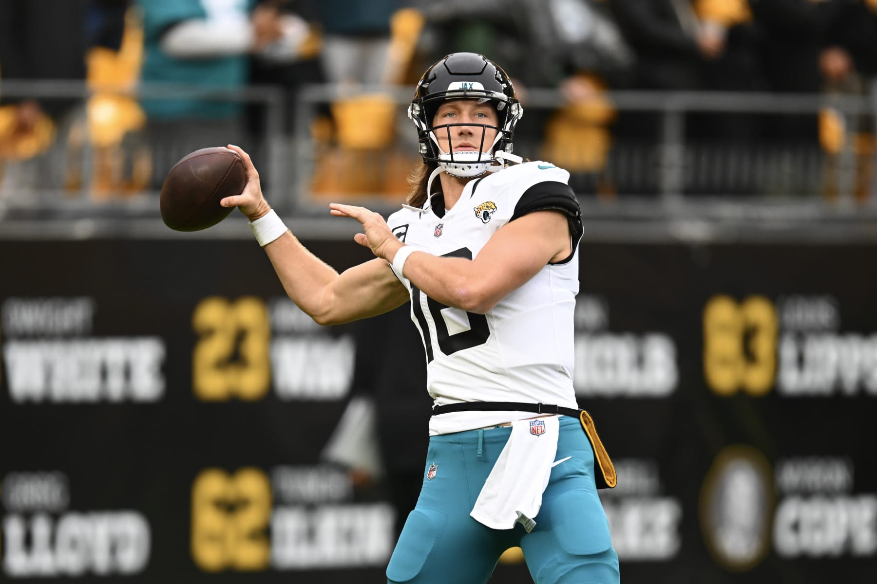 PITTSBURGH, PENNSYLVANIA - OCTOBER 29: Trevor Lawrence #16 of the Jacksonville Jaguars warms up before the game against the Pittsburgh Steelers at Acrisure Stadium on October 29, 2023 in Pittsburgh, Pennsylvania. (Photo by Joe Sargent/Getty Images)