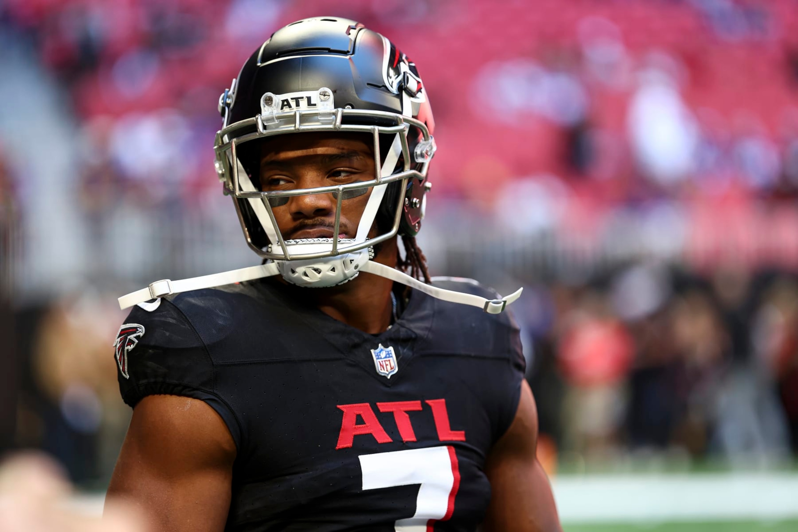 ATLANTA, GA - NOVEMBER 5: Bijan Robinson #7 of the Atlanta Falcons warms up prior to an NFL football game against the Minnesota Vikings at Mercedes-Benz Stadium on November 5, 2023 in Atlanta, Georgia. (Photo by Kevin Sabitus/Getty Images)