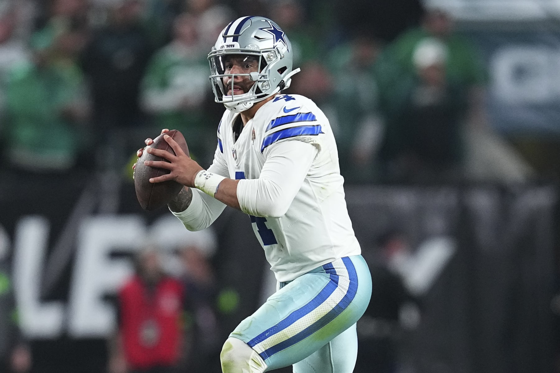 PHILADELPHIA, PENNSYLVANIA - NOVEMBER 5: Dak Prescott #4 of the Dallas Cowboys passes the ball against the Philadelphia Eagles at Lincoln Financial Field on November 5, 2023 in Philadelphia, Pennsylvania. (Photo by Mitchell Leff/Getty Images)