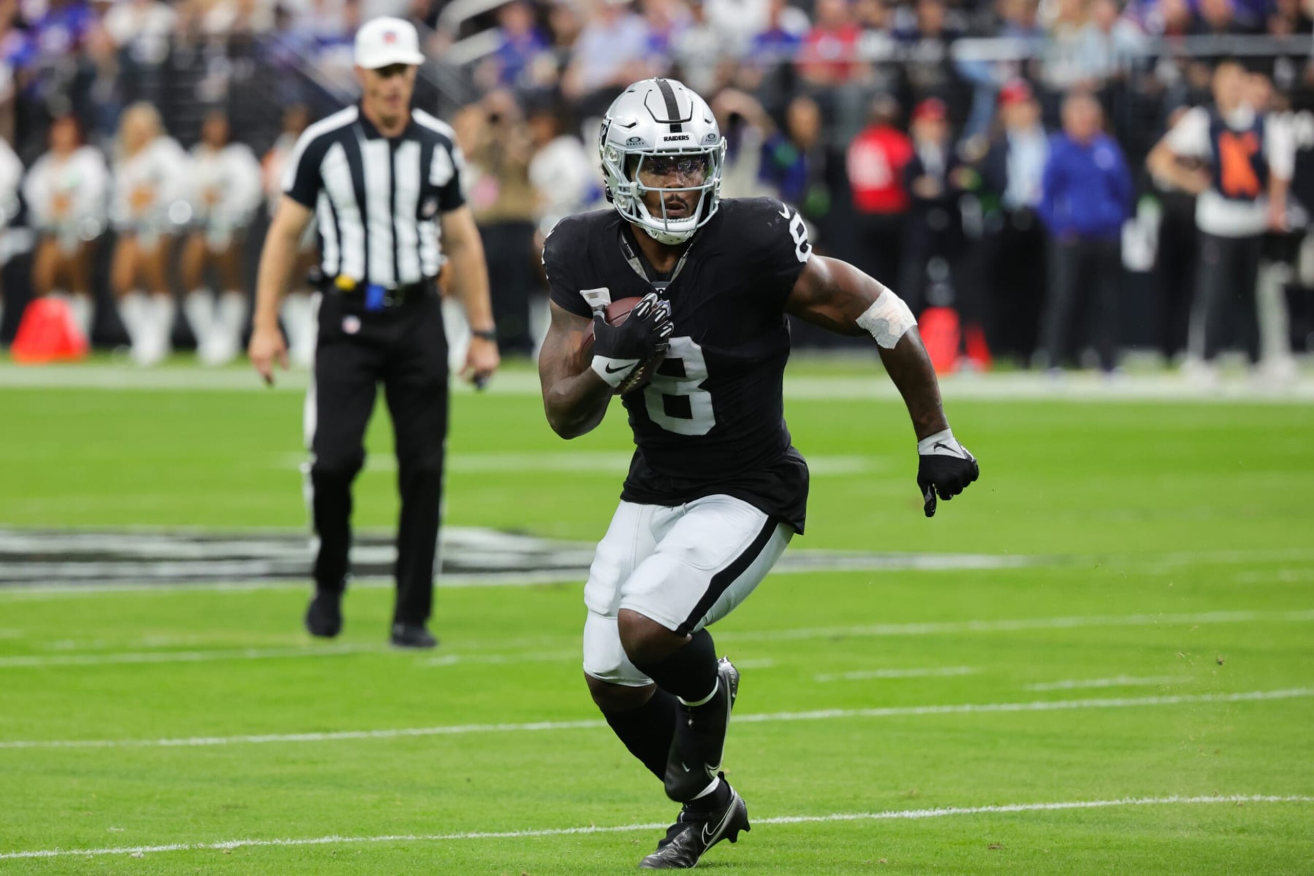 LAS VEGAS, NEVADA - NOVEMBER 05: Josh Jacobs #8 of the Las Vegas Raiders runs up the field in the first quarter of a game against the New York Giants at Allegiant Stadium on November 05, 2023 in Las Vegas, Nevada. (Photo by Ethan Miller/Getty Images)