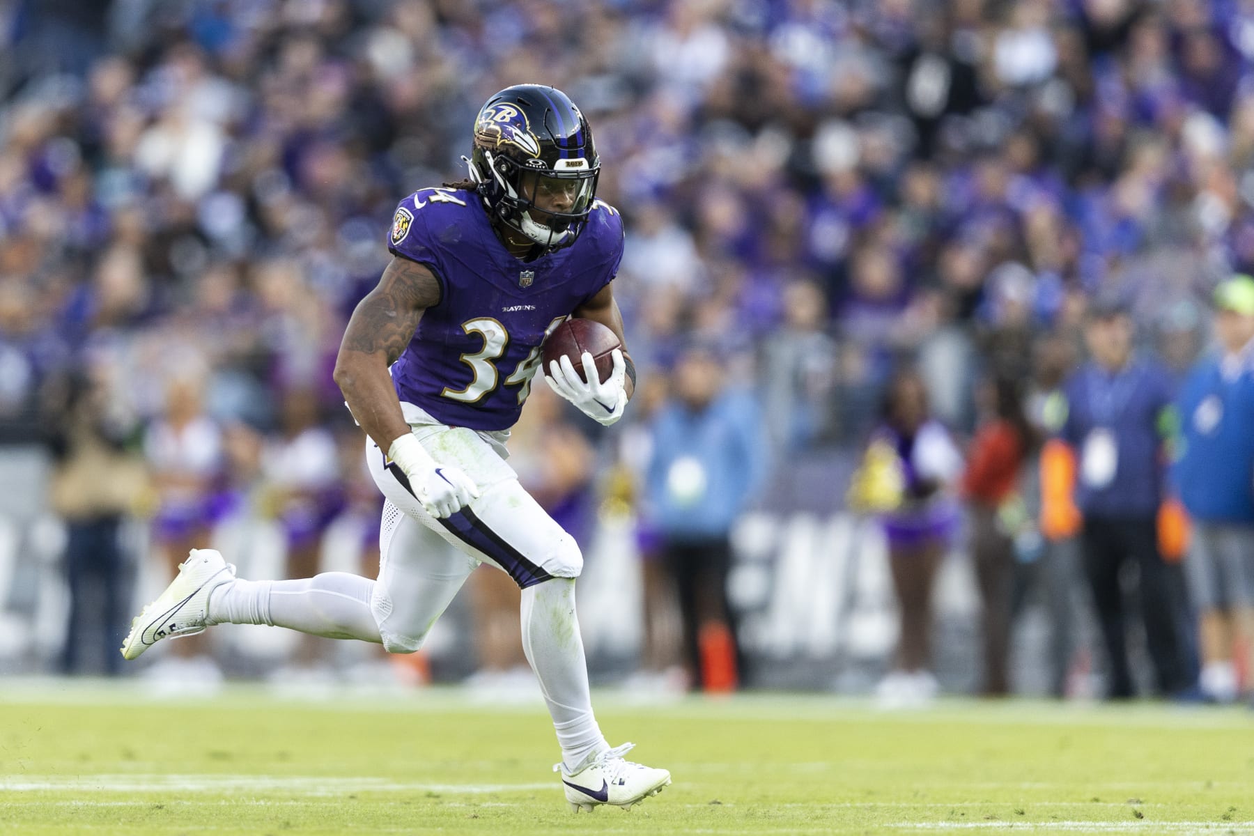 BALTIMORE, MARYLAND - NOVEMBER 05: Keaton Mitchell #34 of the Baltimore Ravens runs with the ball for a touchdown during an NFL football game between the Baltimore Ravens and the Seattle Seahawks at M&T Bank Stadium on November 05, 2023 in Baltimore, Maryland. (Photo by Michael Owens/Getty Images)