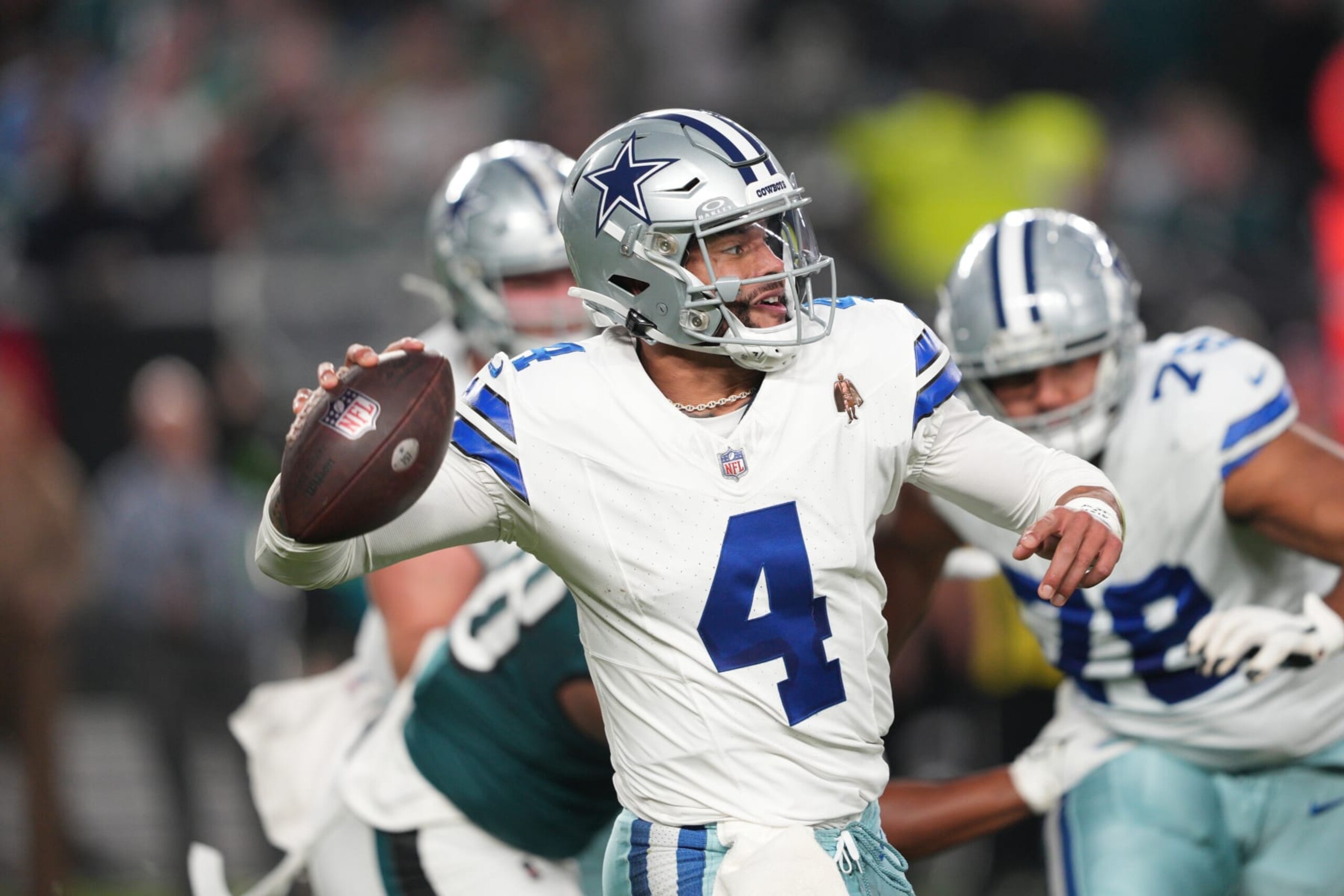 PHILADELPHIA, PA - NOVEMBER 05: Dallas Cowboys quarterback Dak Prescott (4) looks to pass during the game between the Dallas Cowboys and the Philadelphia Eagles on November 5, 2023 at Lincoln Financial Field. (Photo by Andy Lewis/Icon Sportswire via Getty Images)