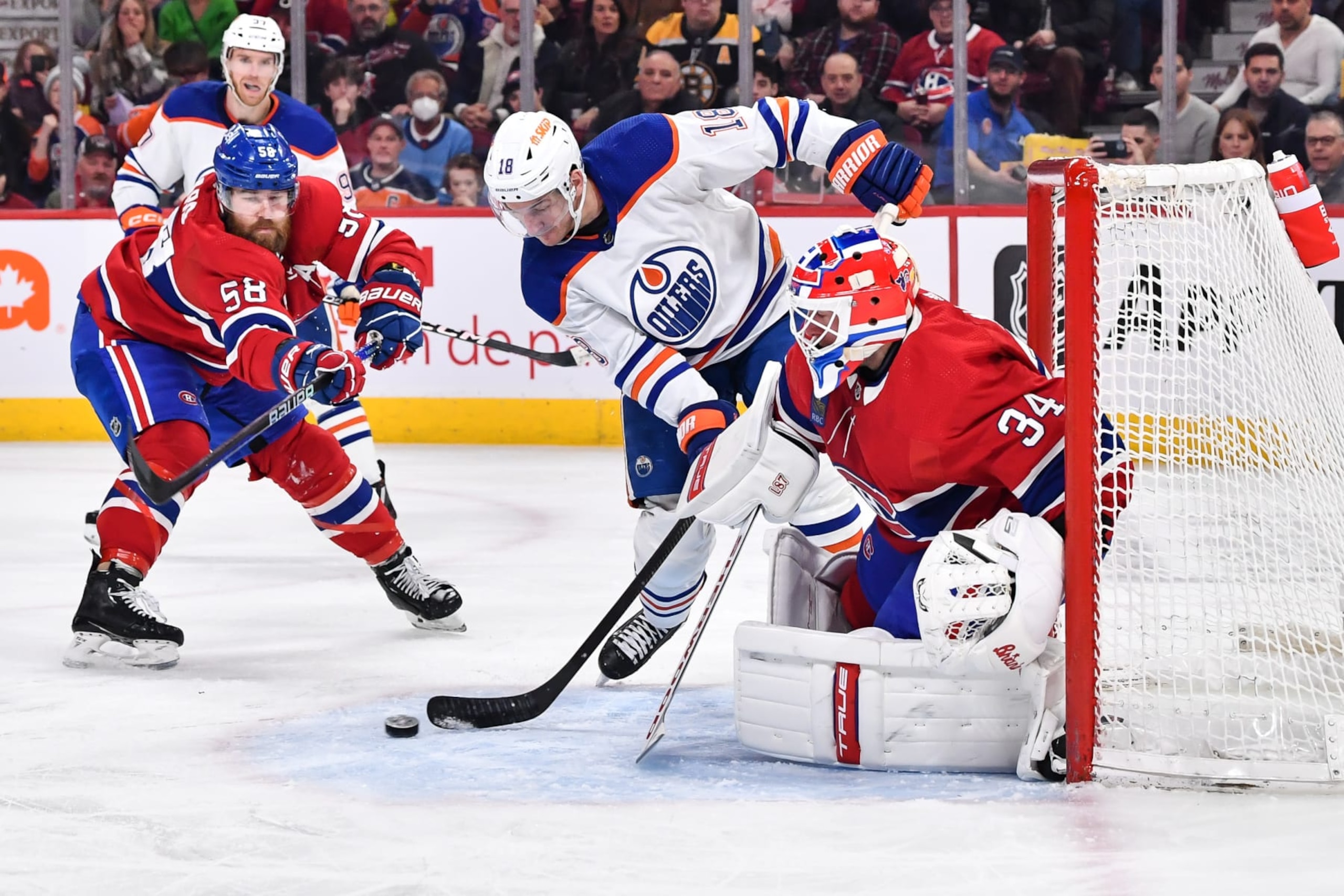 MONTREAL, CANADA - FEBRUARY 12: Zach Hyman #18 of the Edmonton Oilers plays the puck in front of goaltender Jake Allen #34 of the Montreal Canadiens during the first period at Centre Bell on February 12, 2023 in Montreal, Quebec, Canada. (Photo by Minas Panagiotakis/Getty Images) MONTREAL, CANADA - FEBRUARY 12: Zach Hyman #18 of the Edmonton Oilers plays the puck in front of goaltender Jake Allen #34 of the Montreal Canadiens during the first period at Centre Bell on February 12, 2023 in Montreal, Quebec, Canada. (Photo by Minas Panagiotakis/Getty Images)