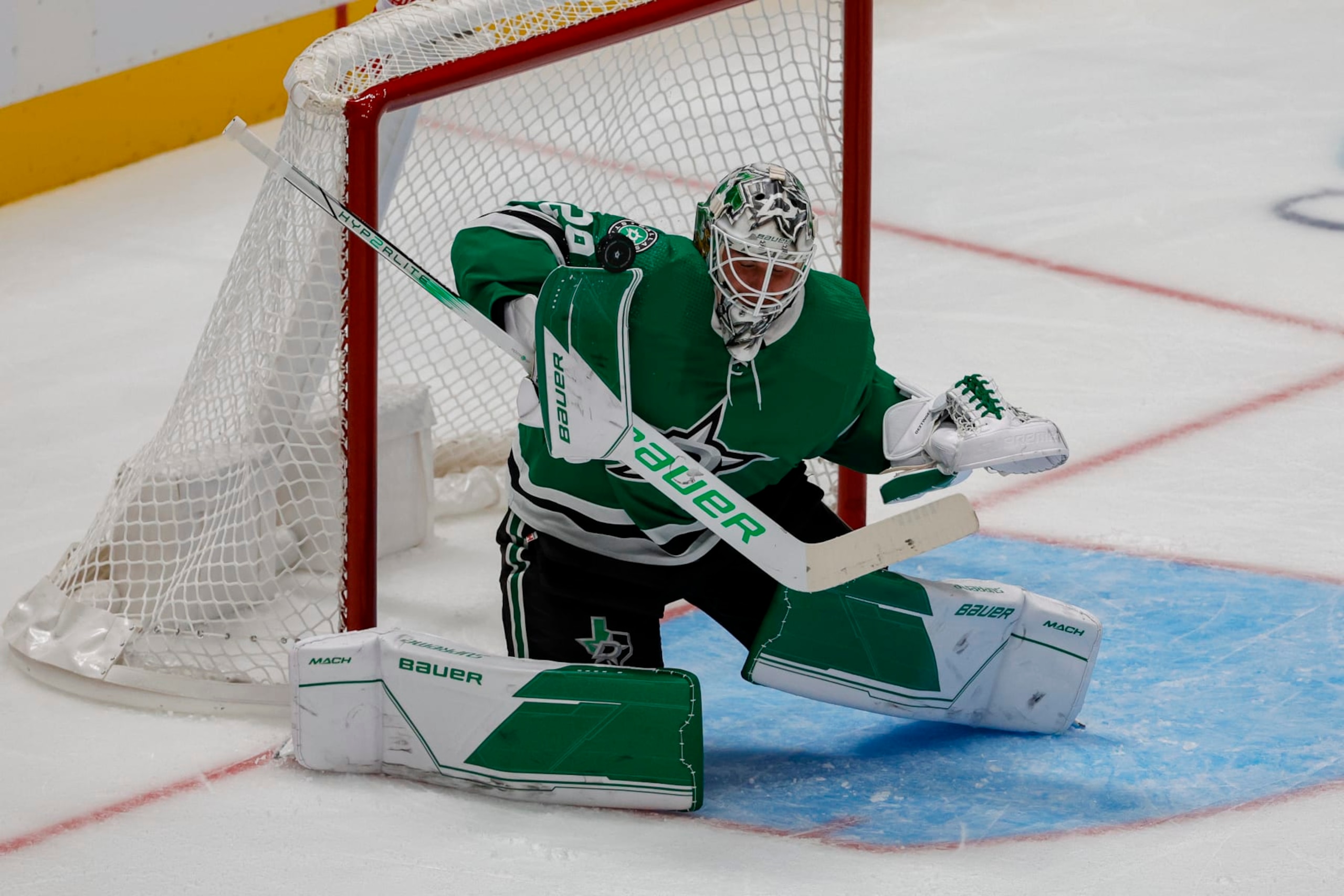 DALLAS, TX - NOVEMBER 06: Dallas Stars goaltender Jake Oettinger (29) blocks a shot during the game between the Dallas Stars and the Boston Bruins on November 6, 2023 at American Airlines Center in Dallas, Texas. (Photo by Matthew Pearce/Icon Sportswire via Getty Images)