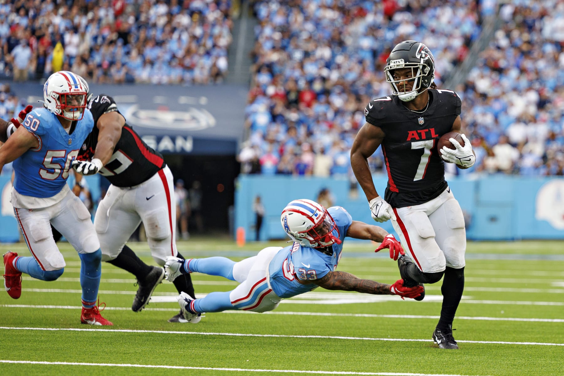 NASHVILLE, TENNESSEE - OCTOBER 29:  Bijan Robinson #7 of the Atlanta Falcons runs the ball in for a touchdown during the game against the Tennessee Titans at Nissan Stadium on October 29, 2023 in Nashville, Tennessee. The Titans defeated the Falcons 28-23. (Photo by Wesley Hitt/Getty Images)