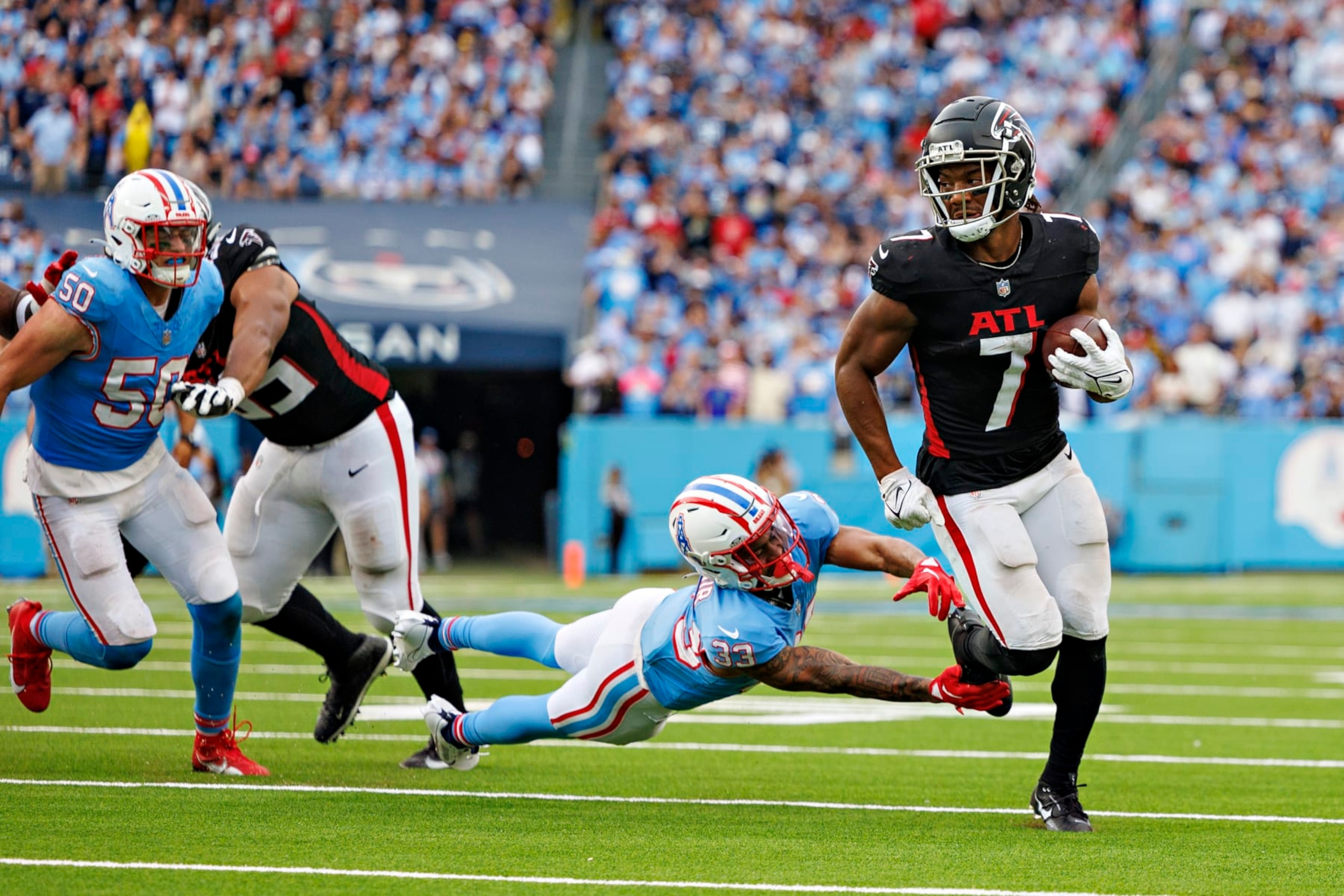 NASHVILLE, TENNESSEE - OCTOBER 29: Bijan Robinson #7 of the Atlanta Falcons runs the ball in for a touchdown during the game against the Tennessee Titans at Nissan Stadium on October 29, 2023 in Nashville, Tennessee. The Titans defeated the Falcons 28-23. (Photo by Wesley Hitt/Getty Images) NASHVILLE, TENNESSEE - OCTOBER 29: Bijan Robinson #7 of the Atlanta Falcons runs the ball in for a touchdown during the game against the Tennessee Titans at Nissan Stadium on October 29, 2023 in Nashville, Tennessee. The Titans defeated the Falcons 28-23. (Photo by Wesley Hitt/Getty Images)