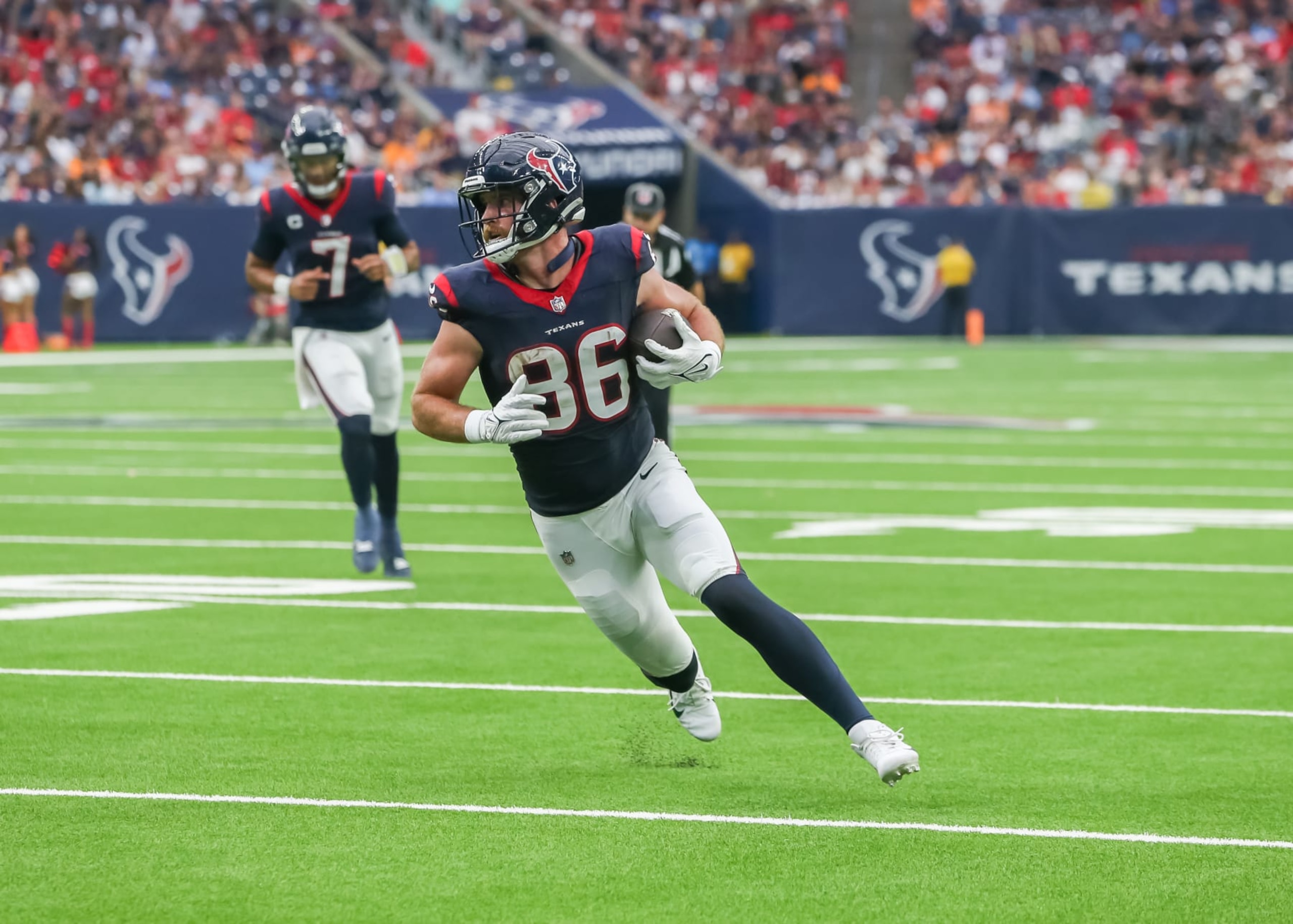 HOUSTON, TX - NOVEMBER 05: Houston Texans tight end Dalton Schultz (86) carries the ball in the third quarter during the NFL game between the Tampa Bay Buccaneers and Houston Texans on November 5, 2023 at NRG Stadium in Houston, Texas. (Photo by Leslie Plaza Johnson/Icon Sportswire via Getty Images) HOUSTON, TX - NOVEMBER 05: Houston Texans tight end Dalton Schultz (86) carries the ball in the third quarter during the NFL game between the Tampa Bay Buccaneers and Houston Texans on November 5, 2023 at NRG Stadium in Houston, Texas. (Photo by Leslie Plaza Johnson/Icon Sportswire via Getty Images)