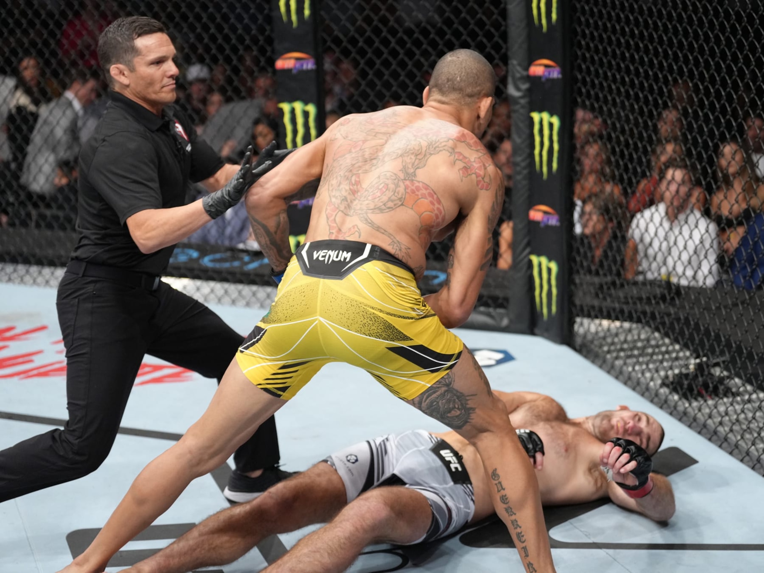 Alex Pereira knocks out Sean Strickland