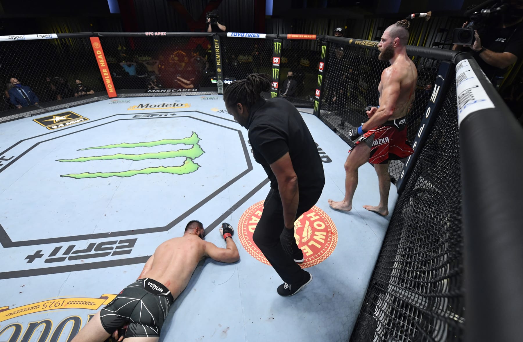 Jiri Procházka knocks out Dominick Reyes