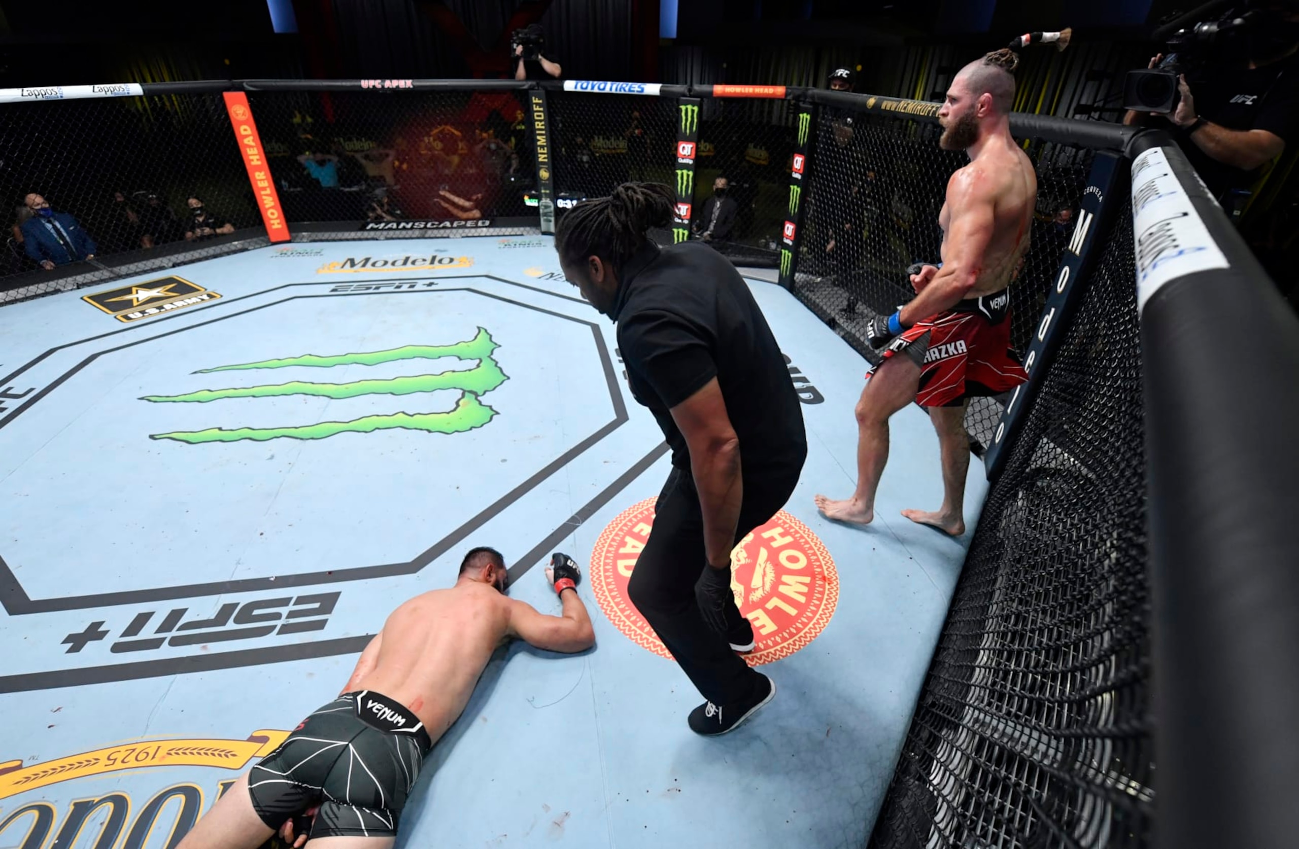 Jiri Procházka knocks out Dominick Reyes