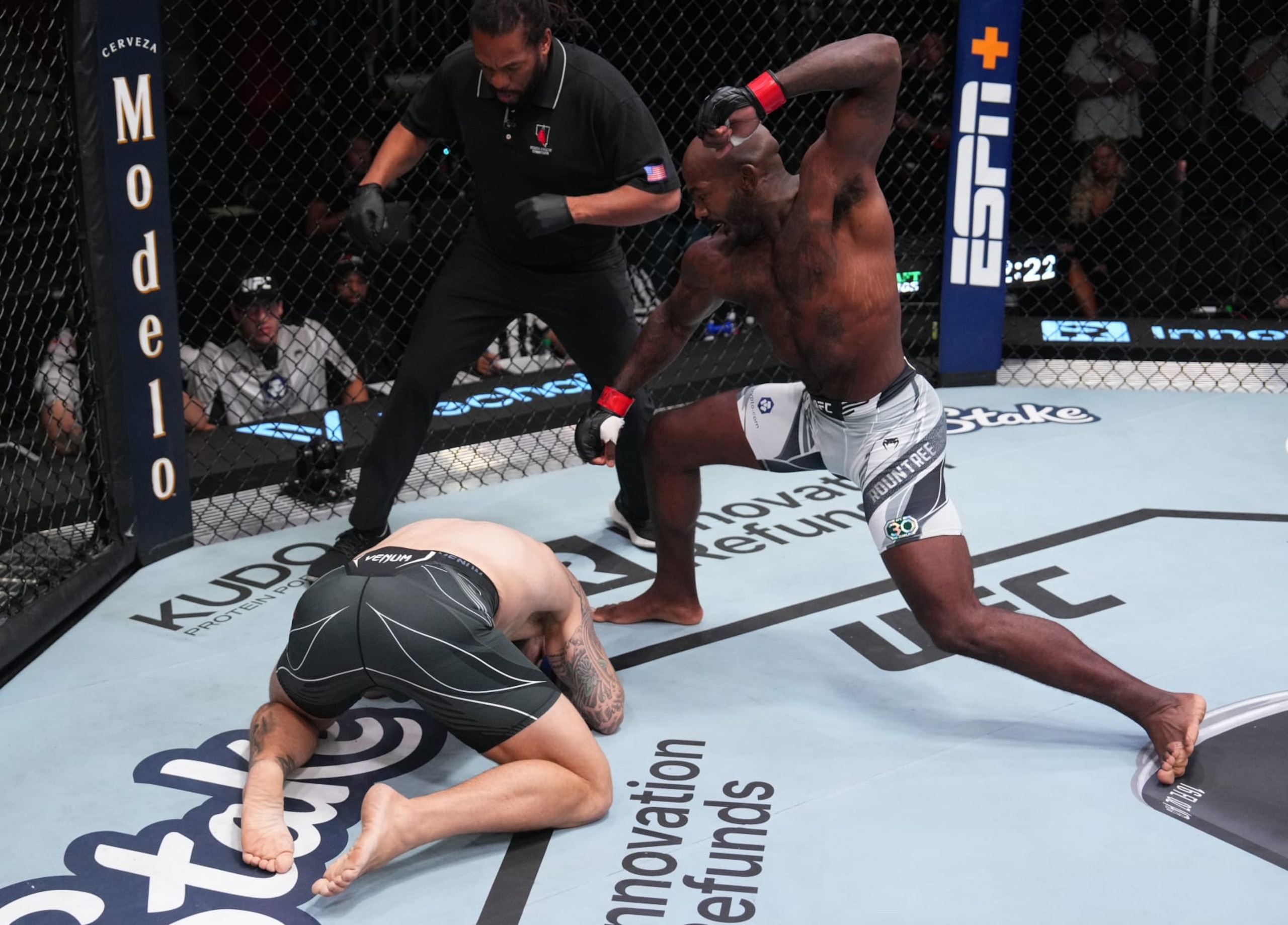 Khalil Rountree knocks out Chris Daukaus