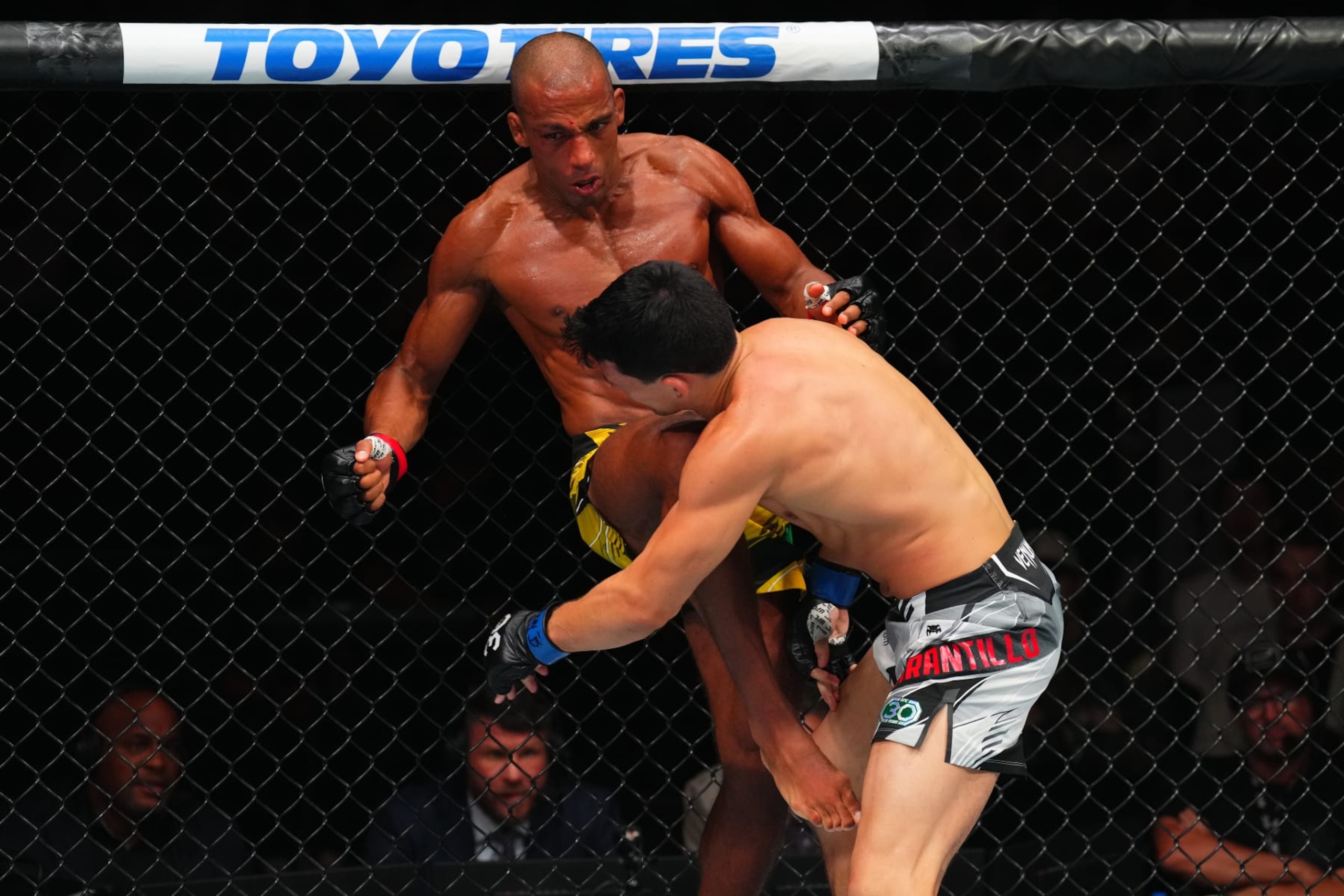 Edson Barboza knocks out Billy Quarantillo