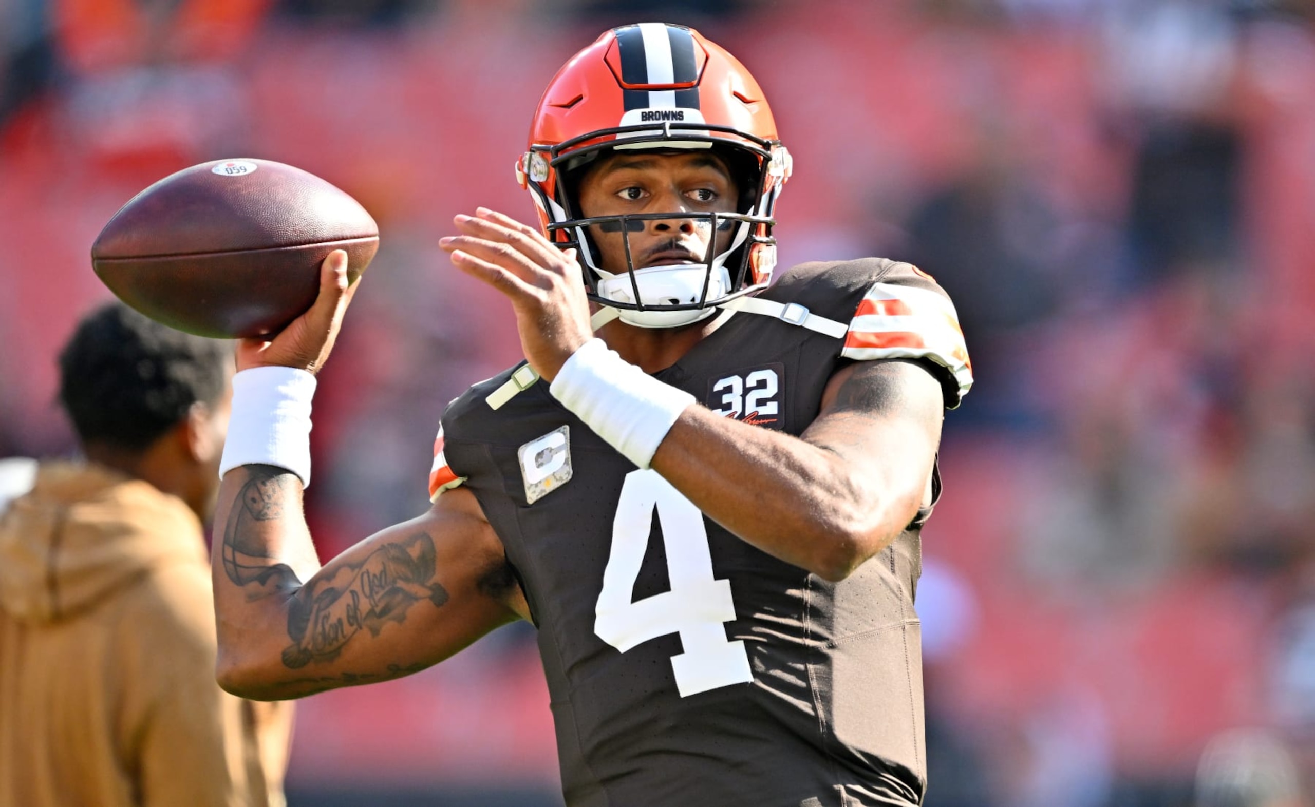 CLEVELAND, OHIO - NOVEMBER 05: Deshaun Watson #4 of the Cleveland Browns warms up before the game against the Arizona Cardinals at Cleveland Browns Stadium on November 05, 2023 in Cleveland, Ohio. (Photo by Jason Miller/Getty Images) CLEVELAND, OHIO - NOVEMBER 05: Deshaun Watson #4 of the Cleveland Browns warms up before the game against the Arizona Cardinals at Cleveland Browns Stadium on November 05, 2023 in Cleveland, Ohio. (Photo by Jason Miller/Getty Images)