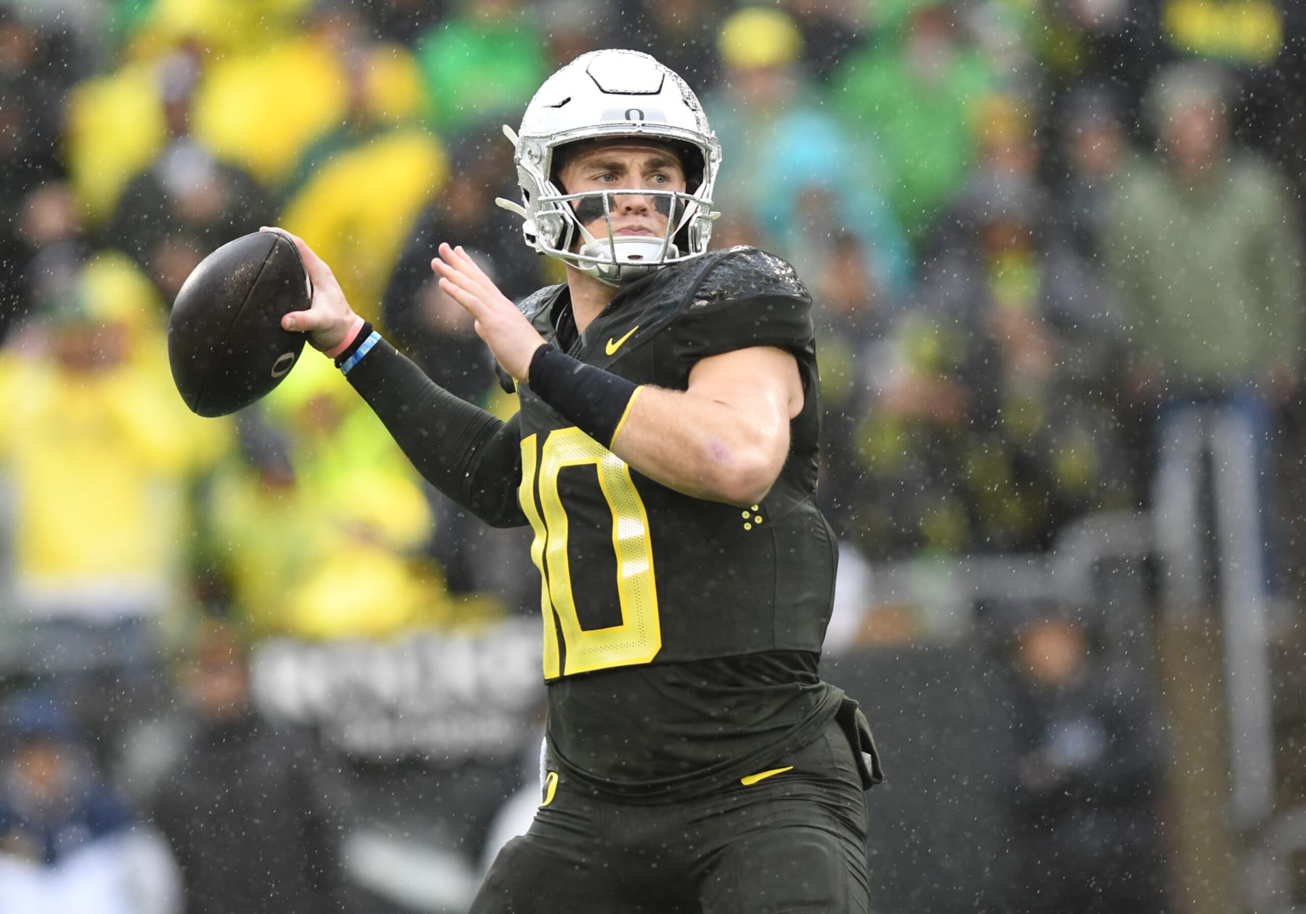 EUGENE, OR - NOVEMBER 04:  Oregon Ducks quarterback Bo Nix (10) passes the ball during a college football game between the California Golden Bears and Oregon Ducks on November 4, 2023, at Autzen Stadium in Eugene, Oregon.(Photo by Brian Murphy/Icon Sportswire via Getty Images)