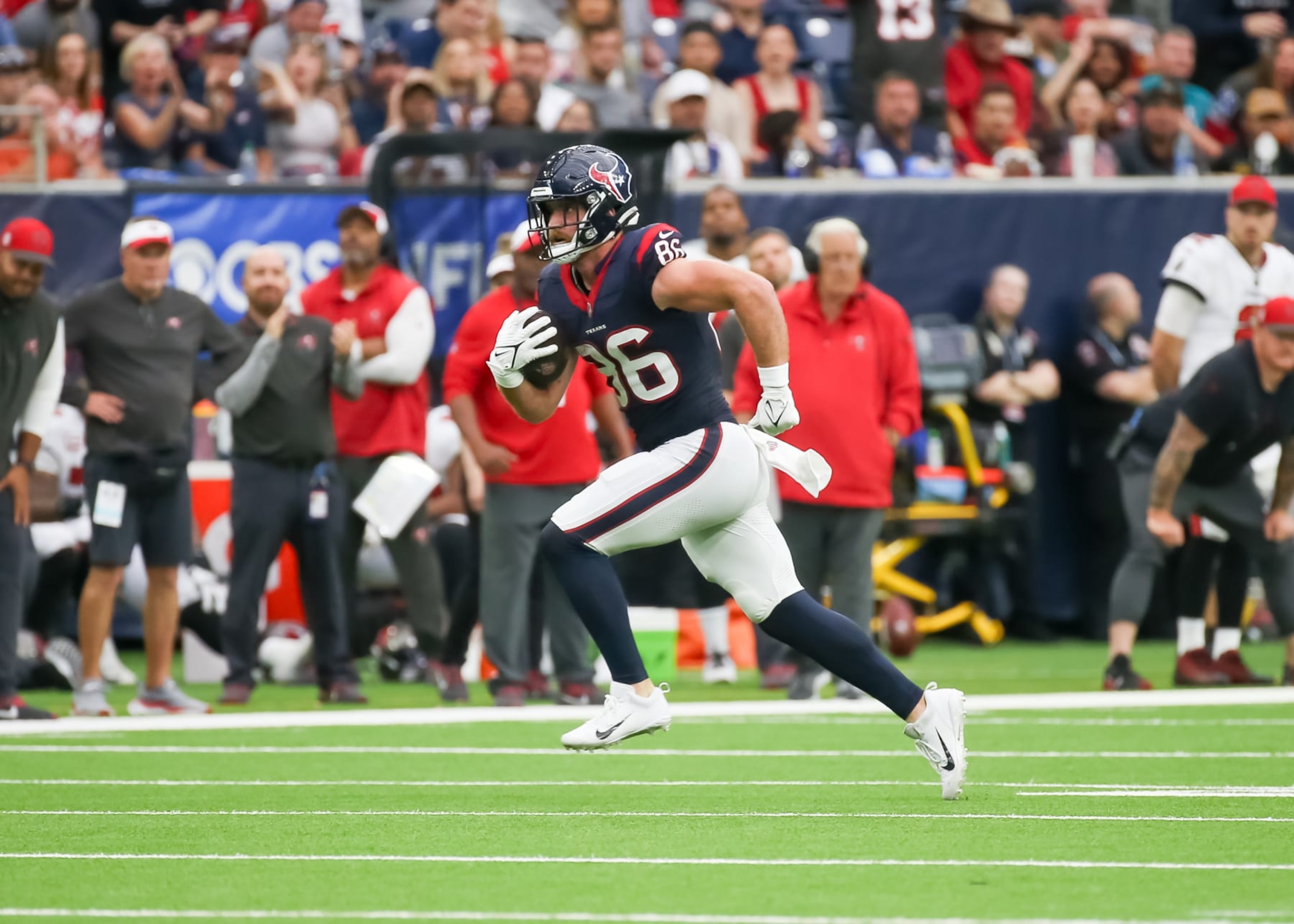 HOUSTON, TX - NOVEMBER 05:  Houston Texans tight end Dalton Schultz (86) carries the ball in the third quarter  during the NFL game between the Tampa Bay Buccaneers and Houston Texans on November 5, 2023 at NRG Stadium in Houston, Texas.  (Photo by Leslie Plaza Johnson/Icon Sportswire via Getty Images)