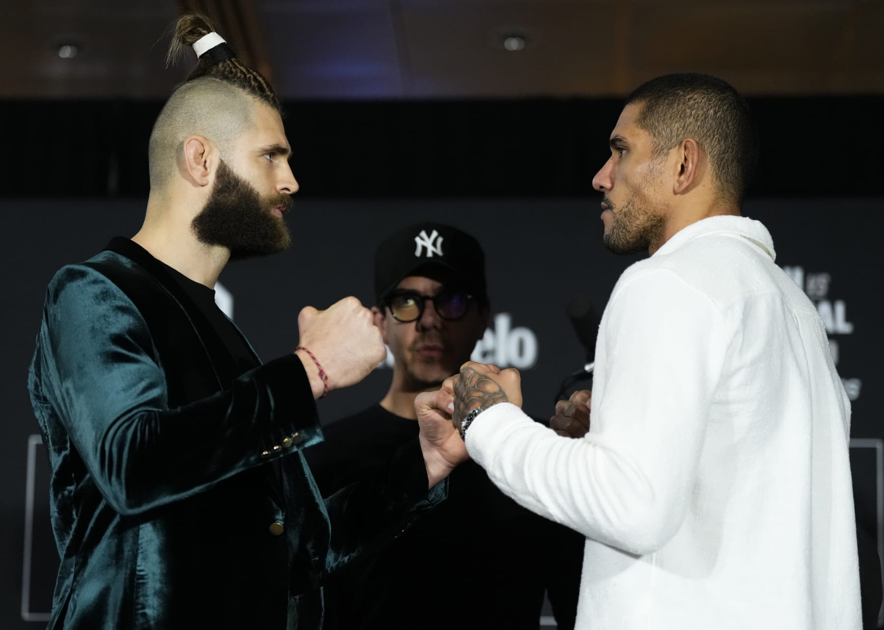 NEW YORK, NEW YORK - NOVEMBER 09: (L-R) Opponents Jiri Prochazka of the Czech Republic and Alex Pereira of Brazil face off during the UFC 295 press conference at Chase Square at Madison Square Garden on November 09, 2023 in New York City. (Photo by Jeff Bottari/Zuffa LLC via Getty Images)