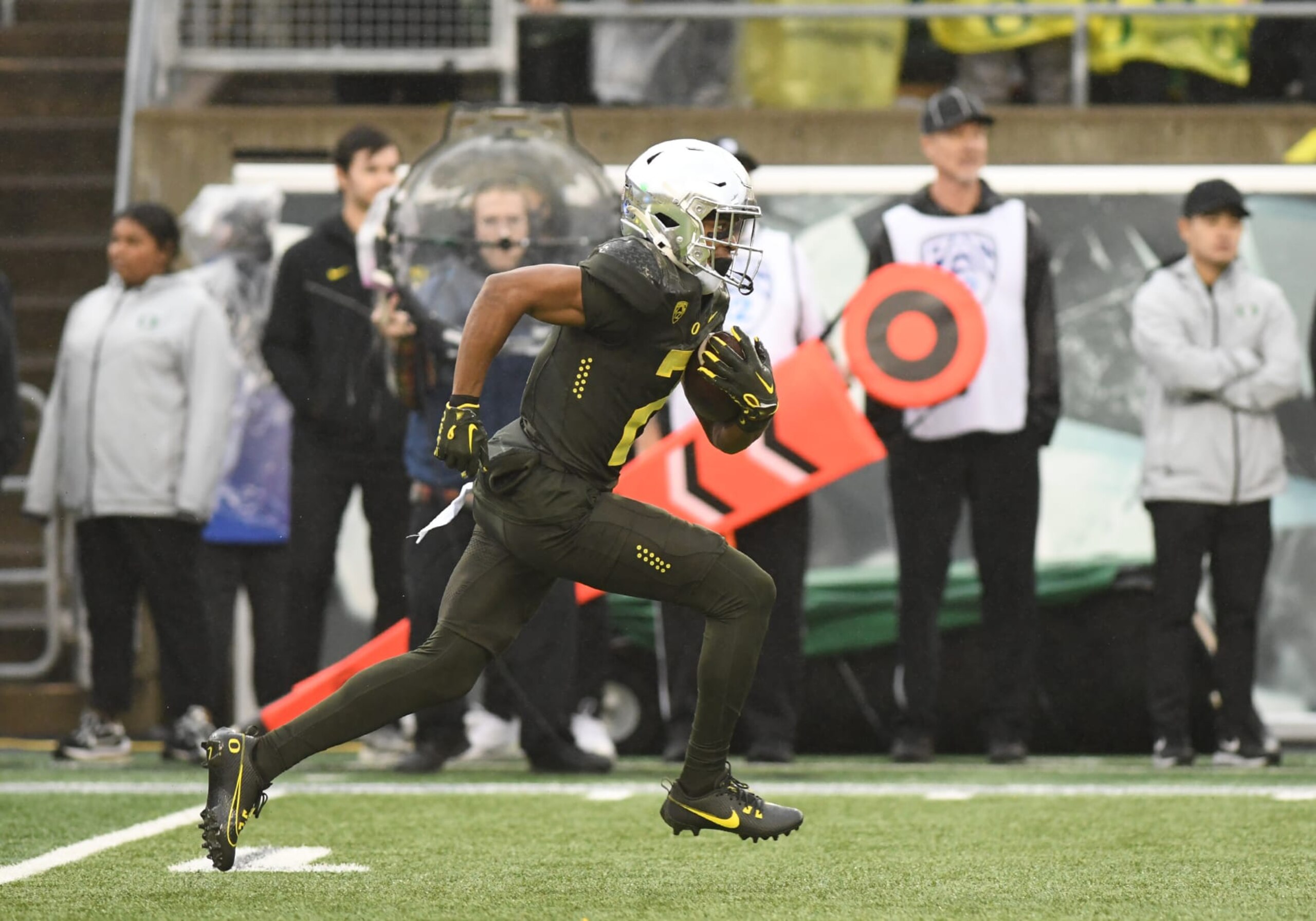 EUGENE, OR - NOVEMBER 04:  Oregon Ducks wide receiver Gary Bryant Jr. (2) returns a kick during a college football game between the California Golden Bears and Oregon Ducks on November 4, 2023, at Autzen Stadium in Eugene, Oregon.(Photo by Brian Murphy/Icon Sportswire via Getty Images)