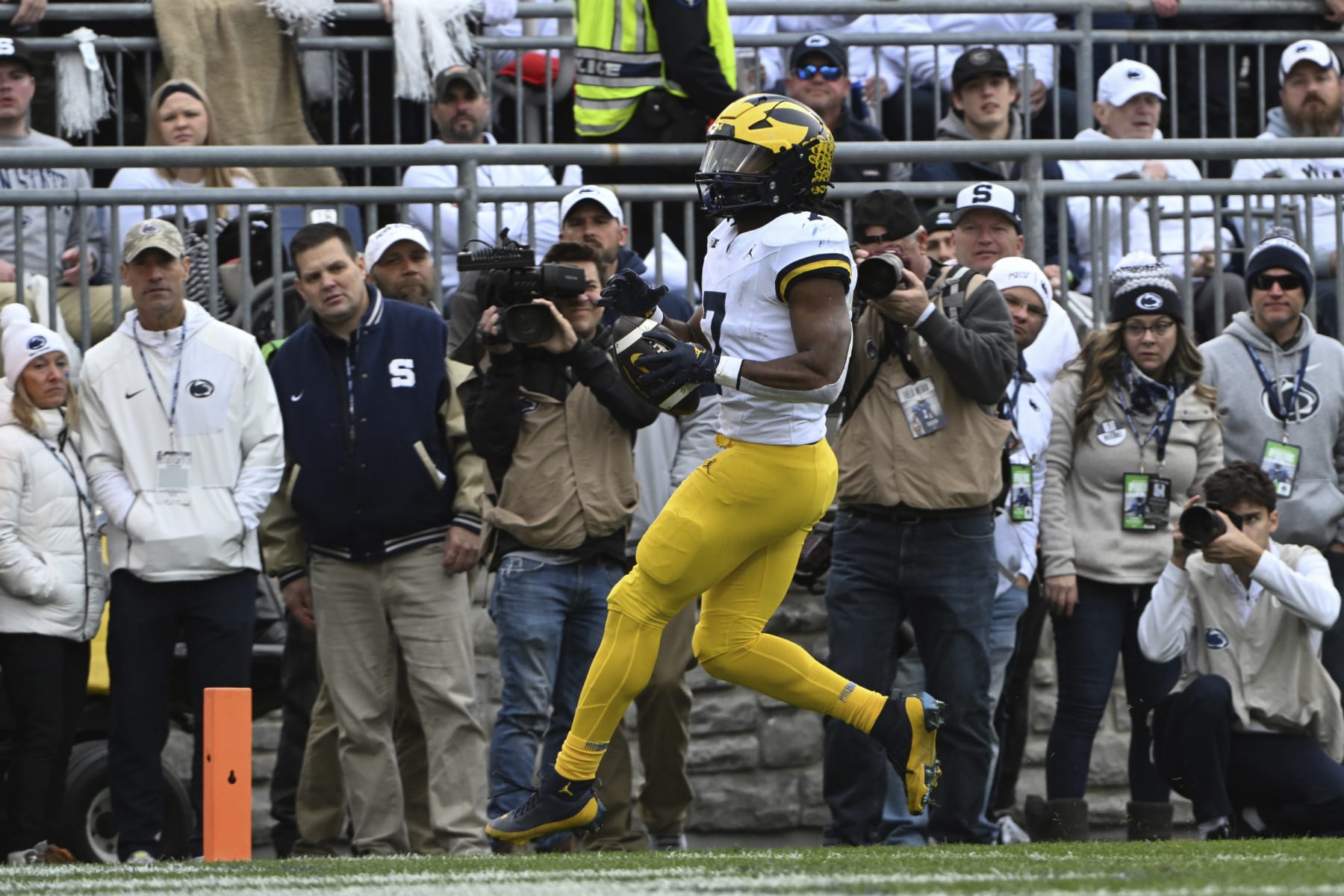 Michigan running back Donovan Edwards (7) scores a touchdown against Penn State during the first half of an NCAA college football game, Saturday, Nov.11, 2023, in State College, Pa. (AP Photo/Barry Reeger)