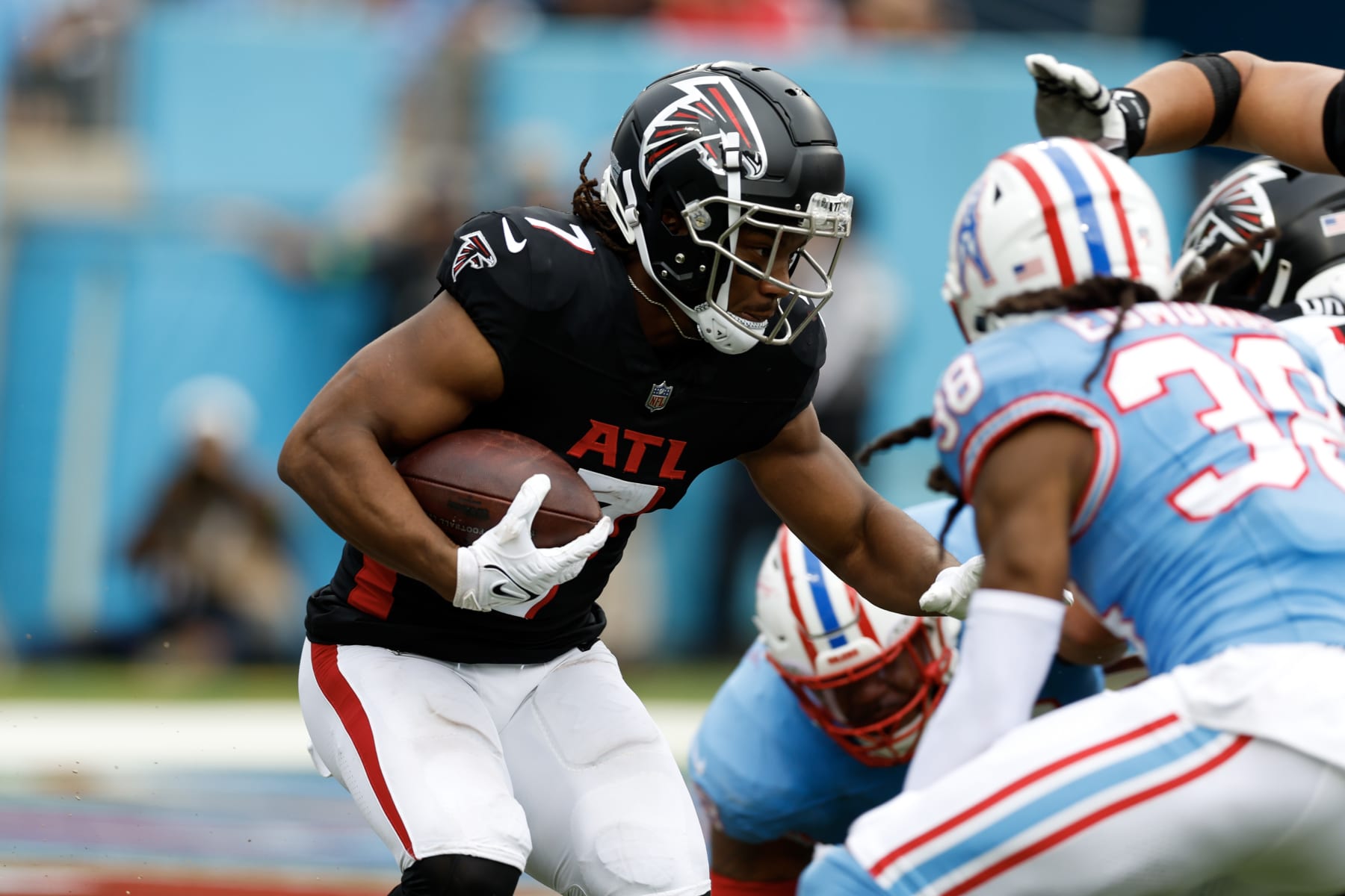 NASHVILLE, TENNESSEE - OCTOBER 29: Bijan Robinson #7 of the Atlanta Falcons runs with the ball during the first half of the game against the Tennessee Titans at Nissan Stadium on October 29, 2023 in Nashville, Tennessee. (Photo by Wesley Hitt/Getty Images)