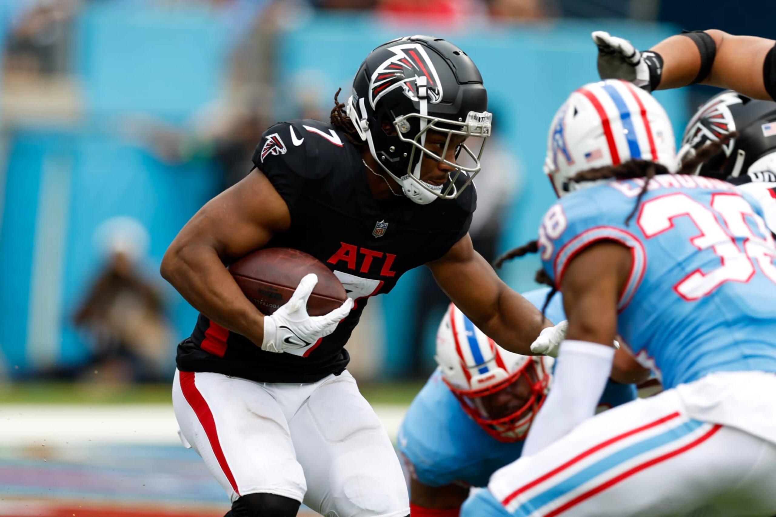 NASHVILLE, TENNESSEE - OCTOBER 29: Bijan Robinson #7 of the Atlanta Falcons runs with the ball during the first half of the game against the Tennessee Titans at Nissan Stadium on October 29, 2023 in Nashville, Tennessee. (Photo by Wesley Hitt/Getty Images)