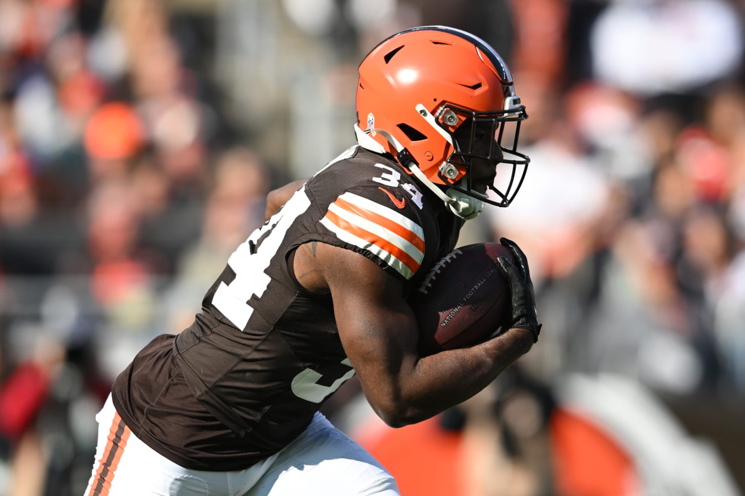 CLEVELAND, OHIO - NOVEMBER 05: Jerome Ford #34 of the Cleveland Browns carries the ball during the first half of the game against the Arizona Cardinals at Cleveland Browns Stadium on November 05, 2023 in Cleveland, Ohio. (Photo by Nick Cammett/Getty Images)