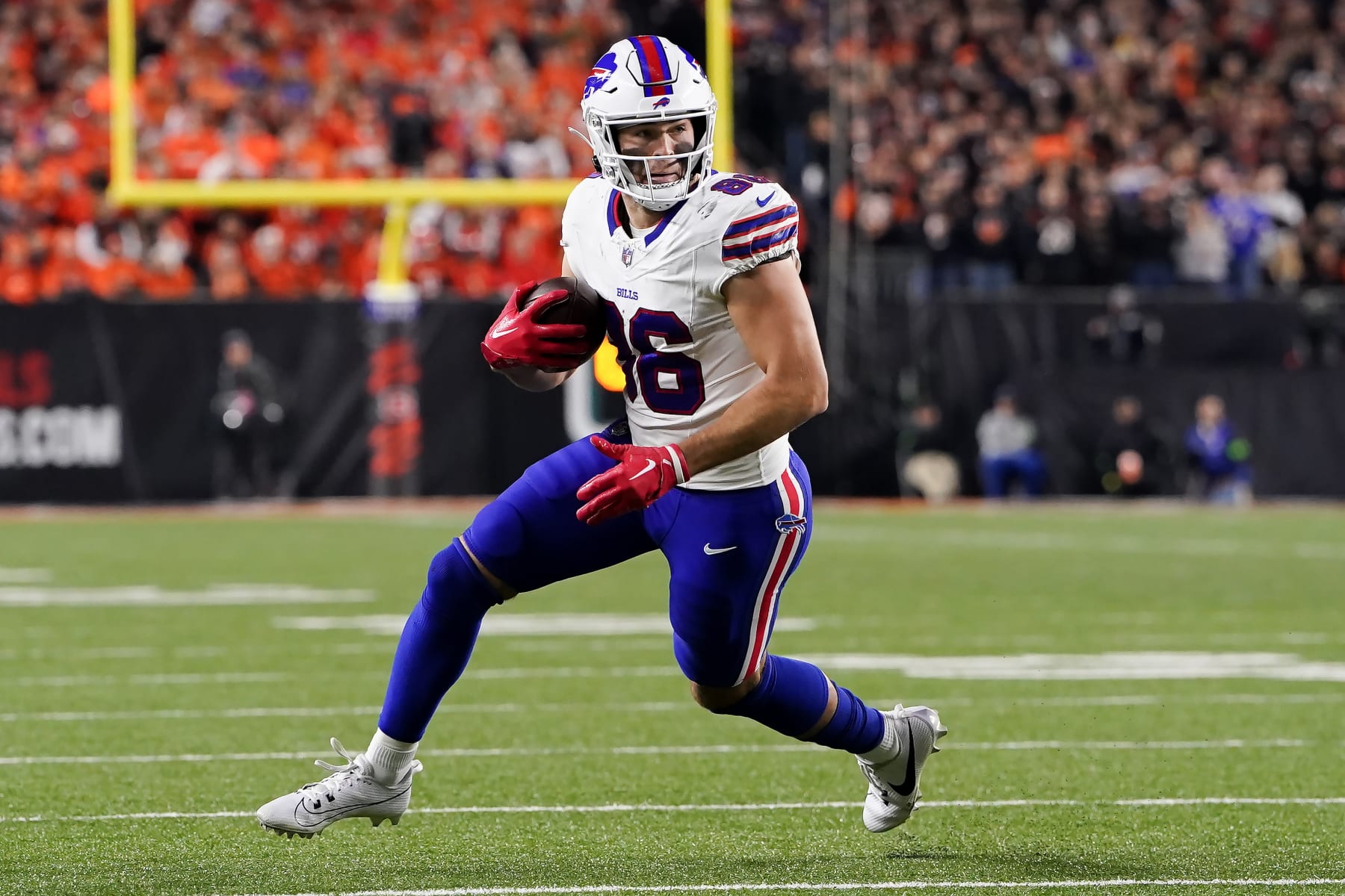 CINCINNATI, OHIO - NOVEMBER 05: Dalton Kincaid #86 of the Buffalo Bills runs with the ball in the first quarter against the Cincinnati Bengals at Paycor Stadium on November 05, 2023 in Cincinnati, Ohio. (Photo by Dylan Buell/Getty Images)