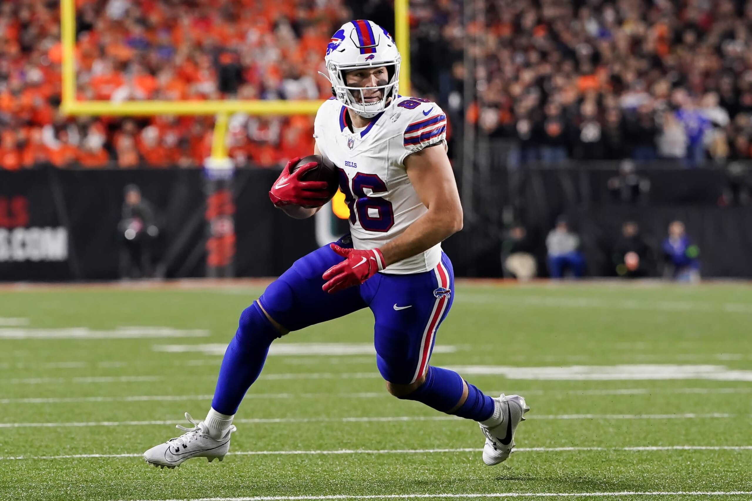 CINCINNATI, OHIO - NOVEMBER 05: Dalton Kincaid #86 of the Buffalo Bills runs with the ball in the first quarter against the Cincinnati Bengals at Paycor Stadium on November 05, 2023 in Cincinnati, Ohio. (Photo by Dylan Buell/Getty Images)