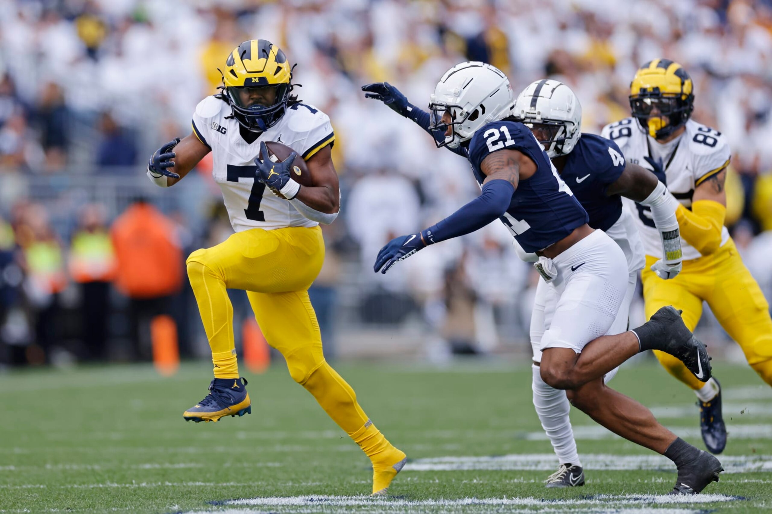 UNIVERSITY PARK, PA - NOVEMBER 11: Michigan Wolverines running back Donovan Edwards (7) runs with the ball after losing his shoe during a college football game against the Penn State Nittany Lions on November 11, 2023 at Beaver Stadium in University Park, Pennsylvania. (Photo by Joe Robbins/Icon Sportswire via Getty Images)