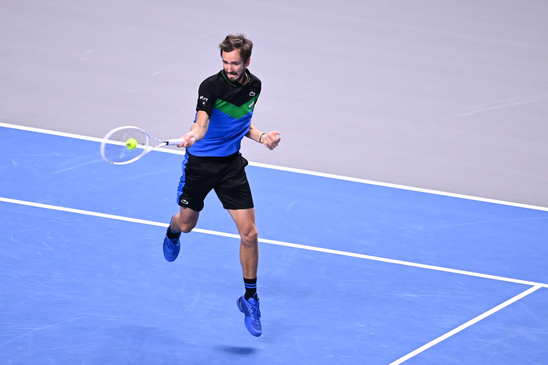 VIENNA, AUSTRIA - OCTOBER 29: Daniil Medvedev of Russia plays a forehand in his final match against Jannik Sinner of Italy during day nine of the Erste Bank Open 2023 at Wiener Stadthalle on October 29, 2023 in Vienna, Austria. (Photo by Thomas Kronsteiner/Getty Images)