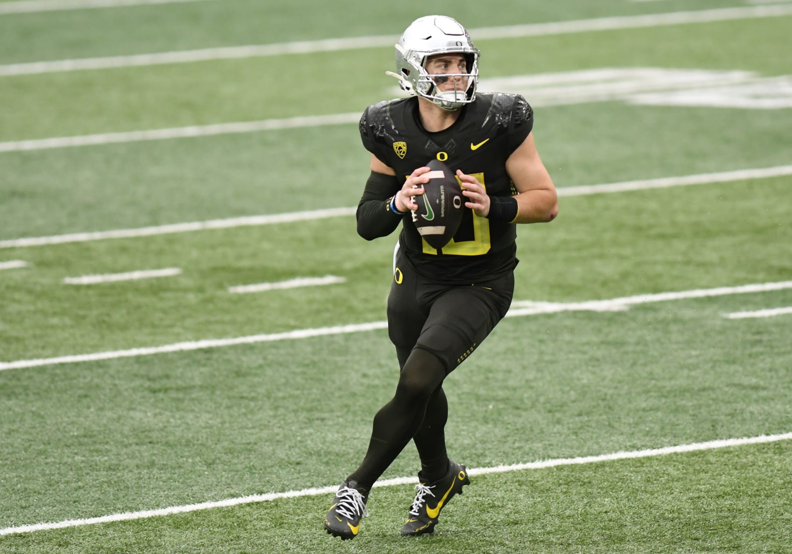 EUGENE, OR - NOVEMBER 04:  Oregon Ducks quarterback Bo Nix (10) looks to throw down field during a college football game between the California Golden Bears and Oregon Ducks on November 4, 2023, at Autzen Stadium in Eugene, Oregon.(Photo by Brian Murphy/Icon Sportswire via Getty Images)