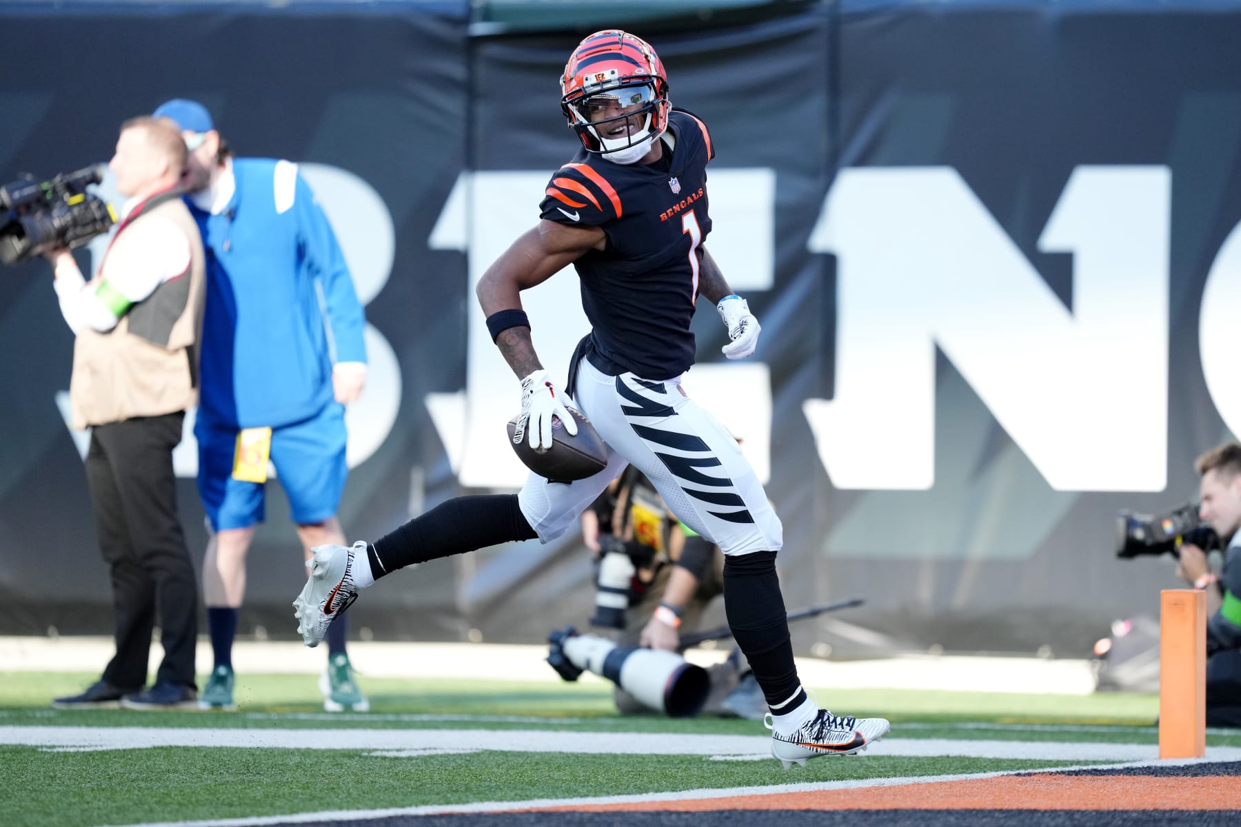 CINCINNATI, OHIO - NOVEMBER 12: Ja'Marr Chase #1 of the Cincinnati Bengals runs into the end zone for a touchdown during the third quarter against the Houston Texans at Paycor Stadium on November 12, 2023 in Cincinnati, Ohio. (Photo by Dylan Buell/Getty Images)
