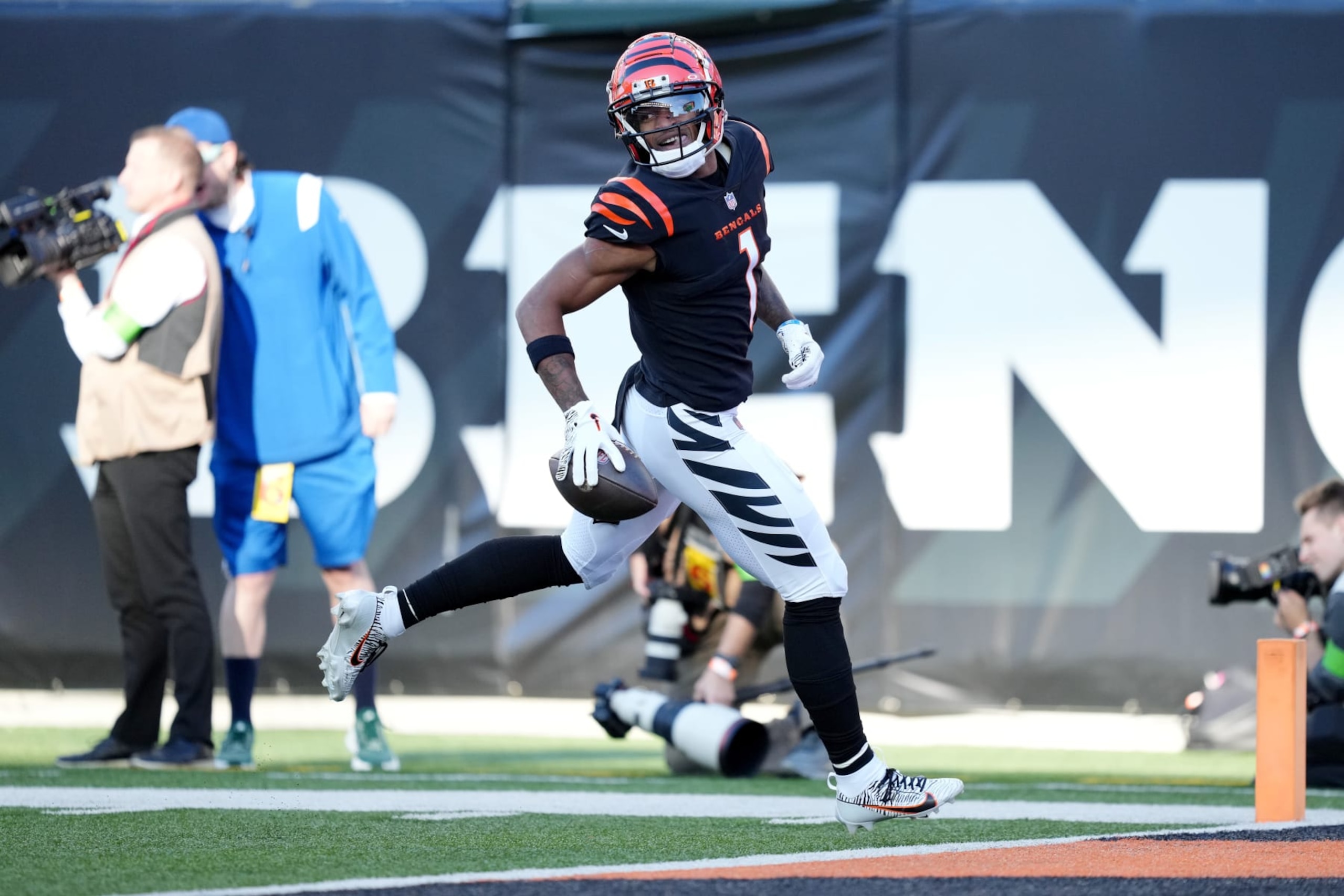 CINCINNATI, OHIO - NOVEMBER 12: Ja'Marr Chase #1 of the Cincinnati Bengals runs into the end zone for a touchdown during the third quarter against the Houston Texans at Paycor Stadium on November 12, 2023 in Cincinnati, Ohio. (Photo by Dylan Buell/Getty Images)