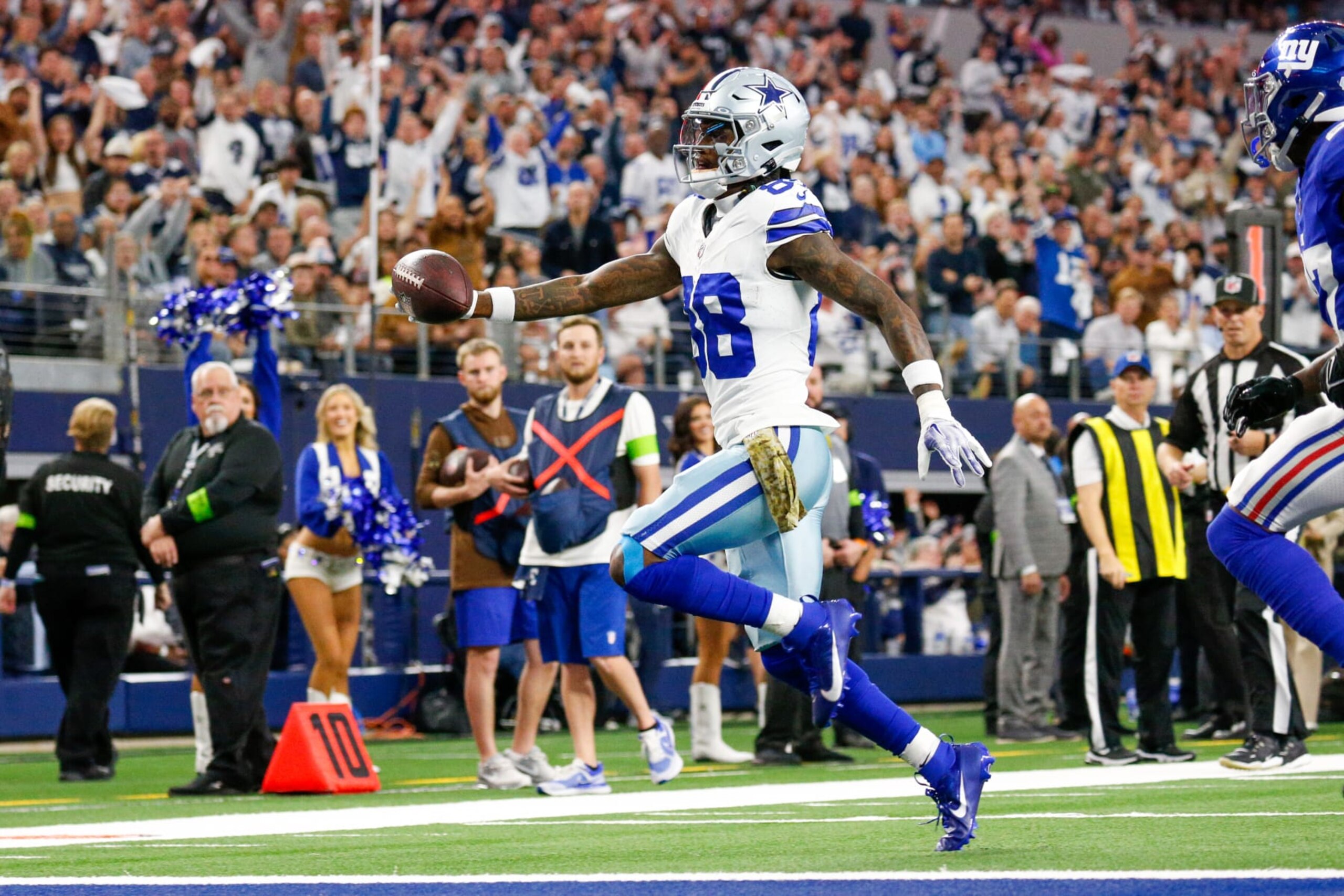 ARLINGTON, TX - NOVEMBER 12: Dallas Cowboys wide receiver CeeDee Lamb (88) stretches out for a touchdown during the game between the Dallas Cowboys and New York Giants on November 12, 2023 at AT&T Stadium in Arlington, TX. (Photo by Andrew Dieb/Icon Sportswire via Getty Images) ARLINGTON, TX - NOVEMBER 12: Dallas Cowboys wide receiver CeeDee Lamb (88) stretches out for a touchdown during the game between the Dallas Cowboys and New York Giants on November 12, 2023 at AT&T Stadium in Arlington, TX. (Photo by Andrew Dieb/Icon Sportswire via Getty Images)