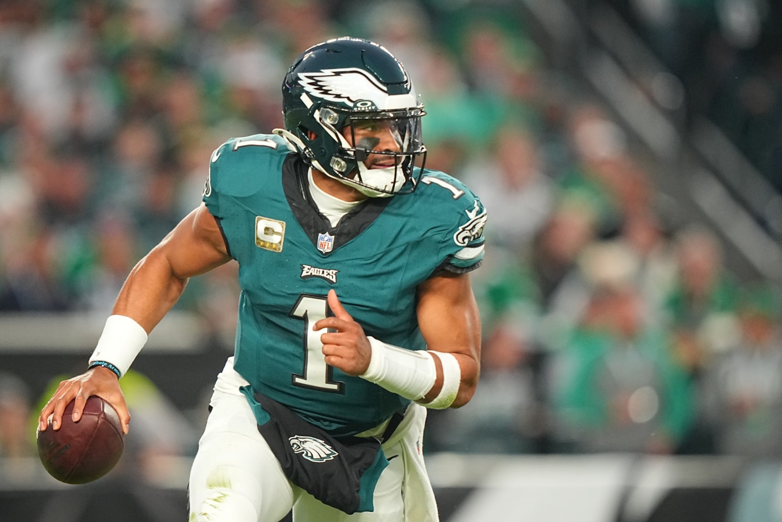 Football: Philadelphia Eagles quarterback Jalen Hurts (1) in action, scrambles with the football vs Dallas Cowboys at Lincoln Financial Field.
Philadelphia, PA 11/5/2023 
CREDIT: Erick W. Rasco (Photo by Erick W. Rasco/Sports Illustrated via Getty Images) 
(Set Number: X164454 TK1)