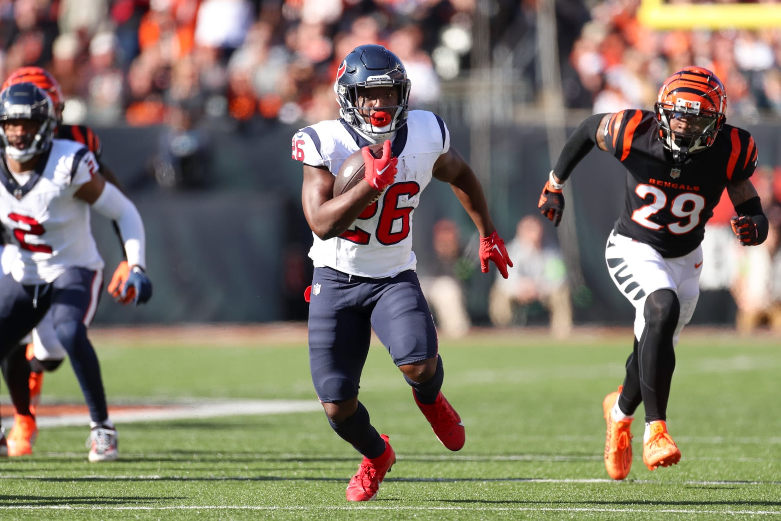 CINCINNATI, OH - NOVEMBER 12: Houston Texans running back Devin Singletary (26) carries the ball during the game against the Houston Texans and the Cincinnati Bengals on November 12, 2023, at Paycor Stadium in Cincinnati, OH. (Photo by Ian Johnson/Icon Sportswire via Getty Images)
