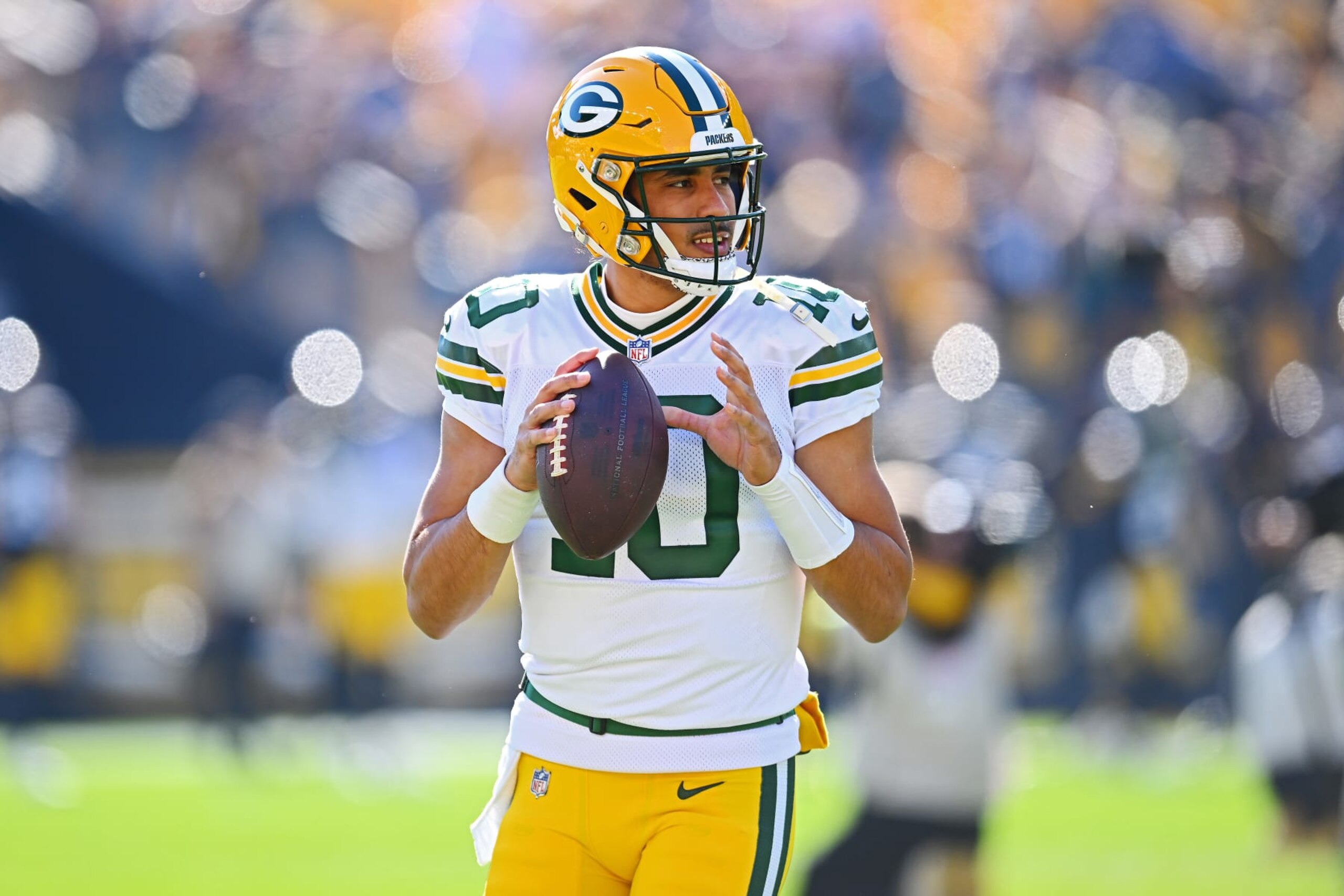 PITTSBURGH, PENNSYLVANIA - NOVEMBER 12: Jordan Love #10 of the Green Bay Packers warms up prior to a game against the Pittsburgh Steelers at Acrisure Stadium on November 12, 2023 in Pittsburgh, Pennsylvania. (Photo by Joe Sargent/Getty Images)