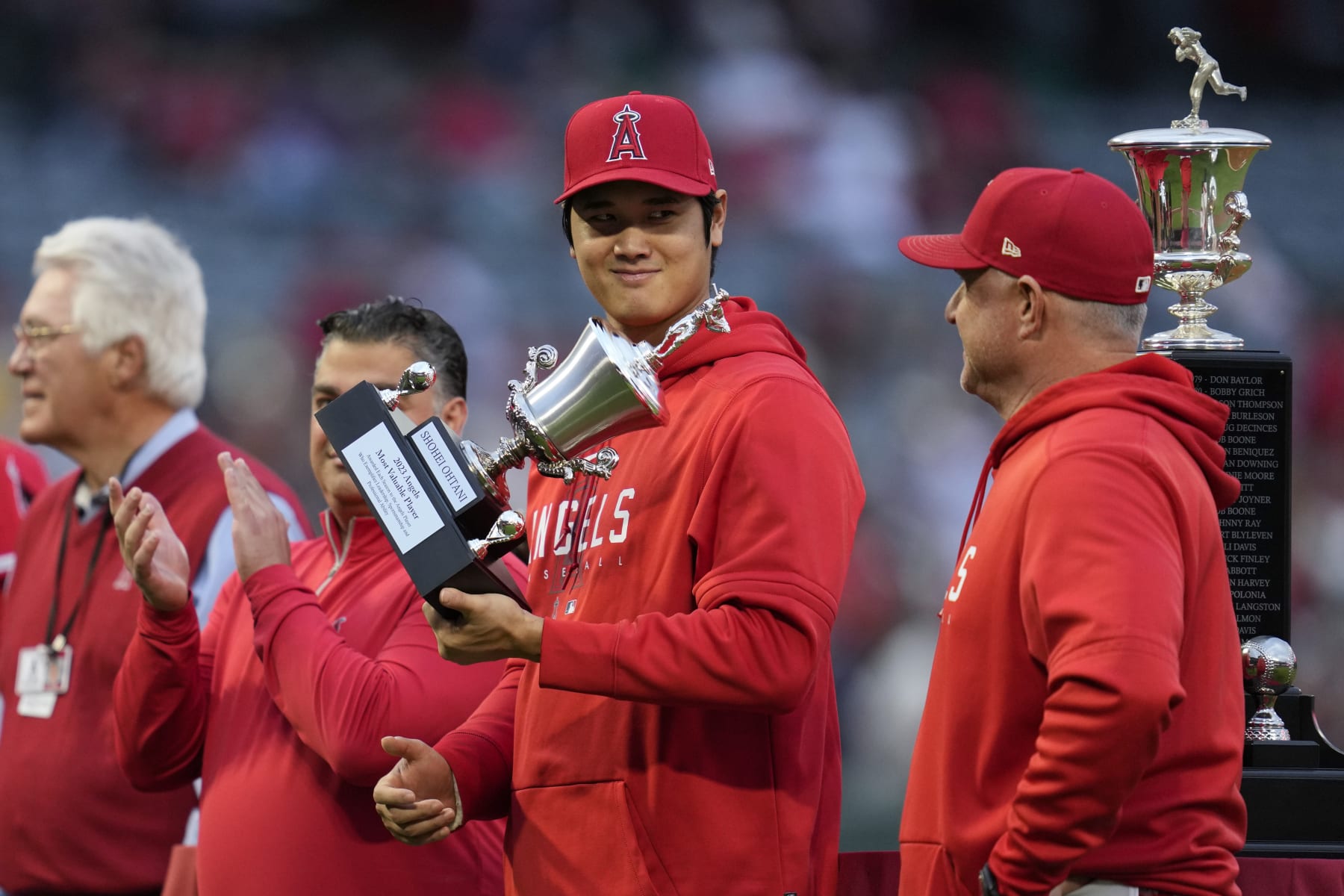 Los Angeles Angels' Shohei Ohtani, second from right, accepts the team's Most Valuable Player Award before a baseball game against the Oakland Athletics in Anaheim, Calif., Saturday, Sept. 30, 2023. (AP Photo/Ashley Landis) Los Angeles Angels' Shohei Ohtani, second from right, accepts the team's Most Valuable Player Award before a baseball game against the Oakland Athletics in Anaheim, Calif., Saturday, Sept. 30, 2023. (AP Photo/Ashley Landis)