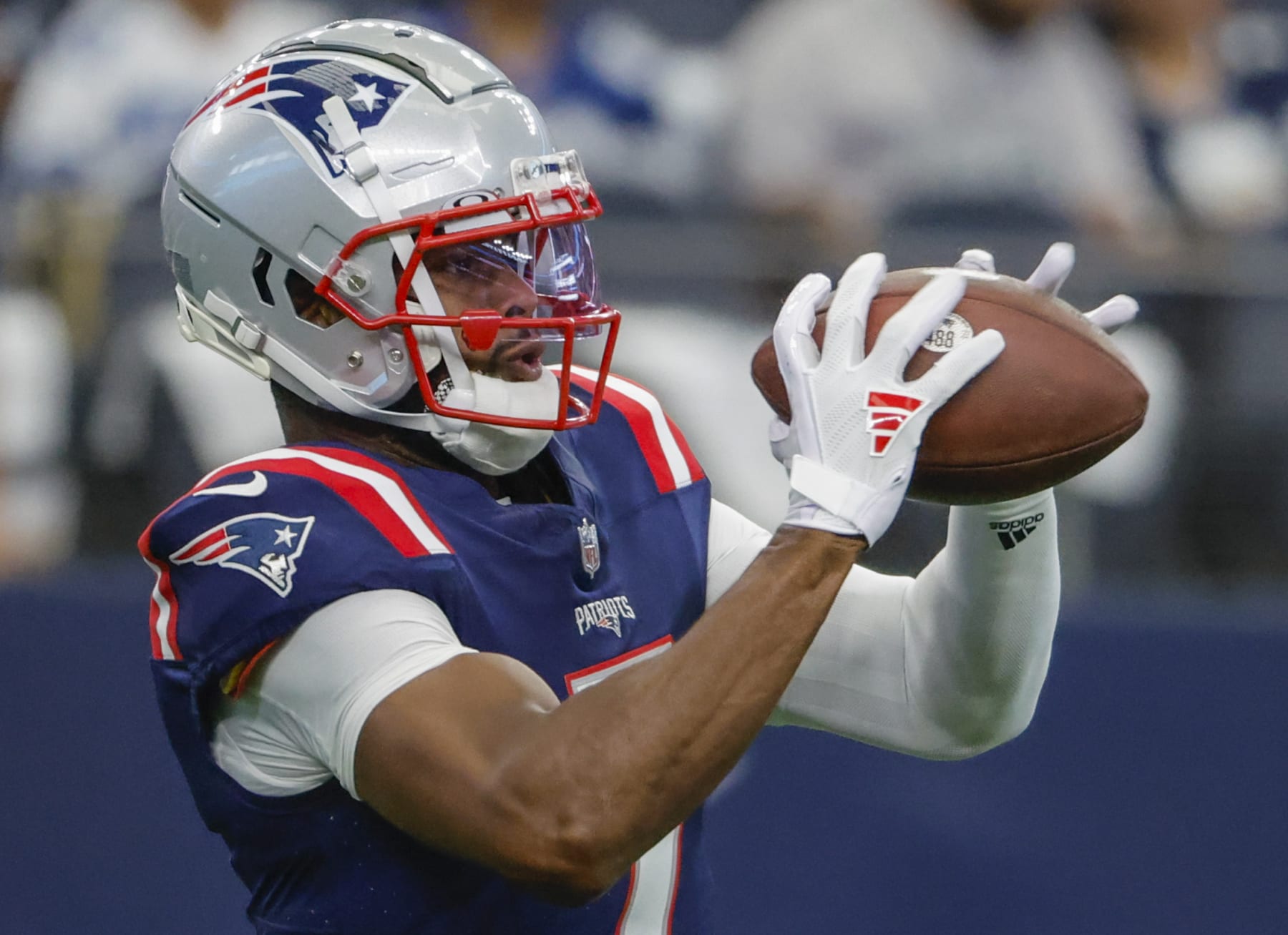 Arlington, TX - October 1: New England Patriots WR JuJu Smith-Schuster catches the ball in warmups before the game. The Patriots lost to the Dallas Cowboys, 38-3. (Photo by Matthew J. Lee/The Boston Globe via Getty Images)