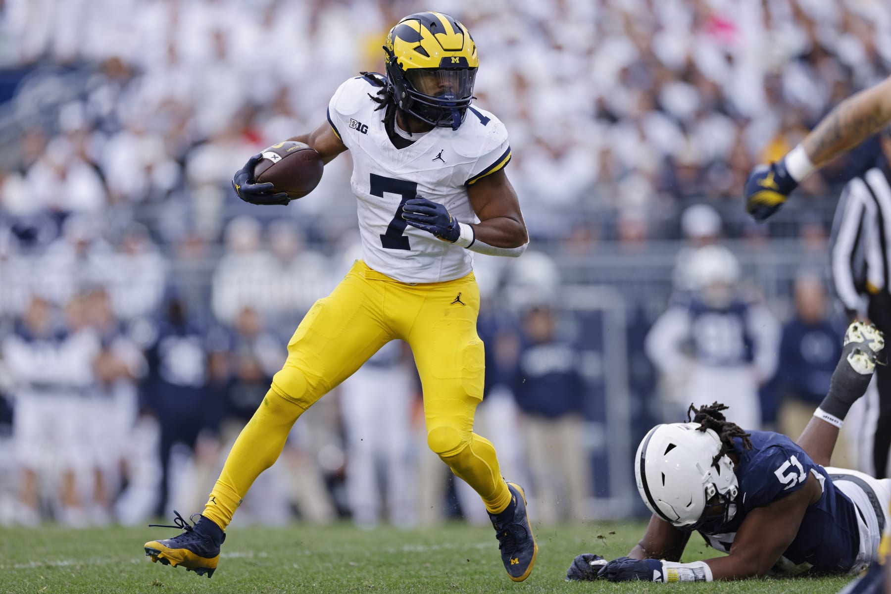 UNIVERSITY PARK, PA - NOVEMBER 11: Michigan Wolverines running back Donovan Edwards (7) runs with the ball during a college football game against the Penn State Nittany Lions on November 11, 2023 at Beaver Stadium in University Park, Pennsylvania. (Photo by Joe Robbins/Icon Sportswire via Getty Images)