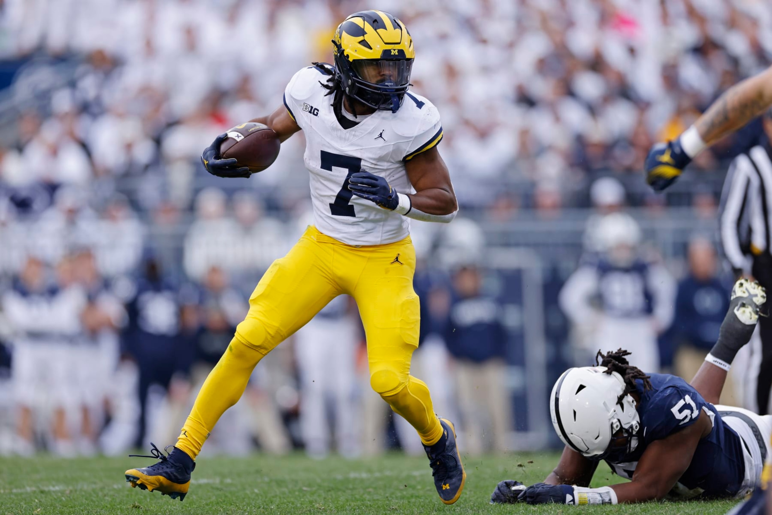 UNIVERSITY PARK, PA - NOVEMBER 11: Michigan Wolverines running back Donovan Edwards (7) runs with the ball during a college football game against the Penn State Nittany Lions on November 11, 2023 at Beaver Stadium in University Park, Pennsylvania. (Photo by Joe Robbins/Icon Sportswire via Getty Images)