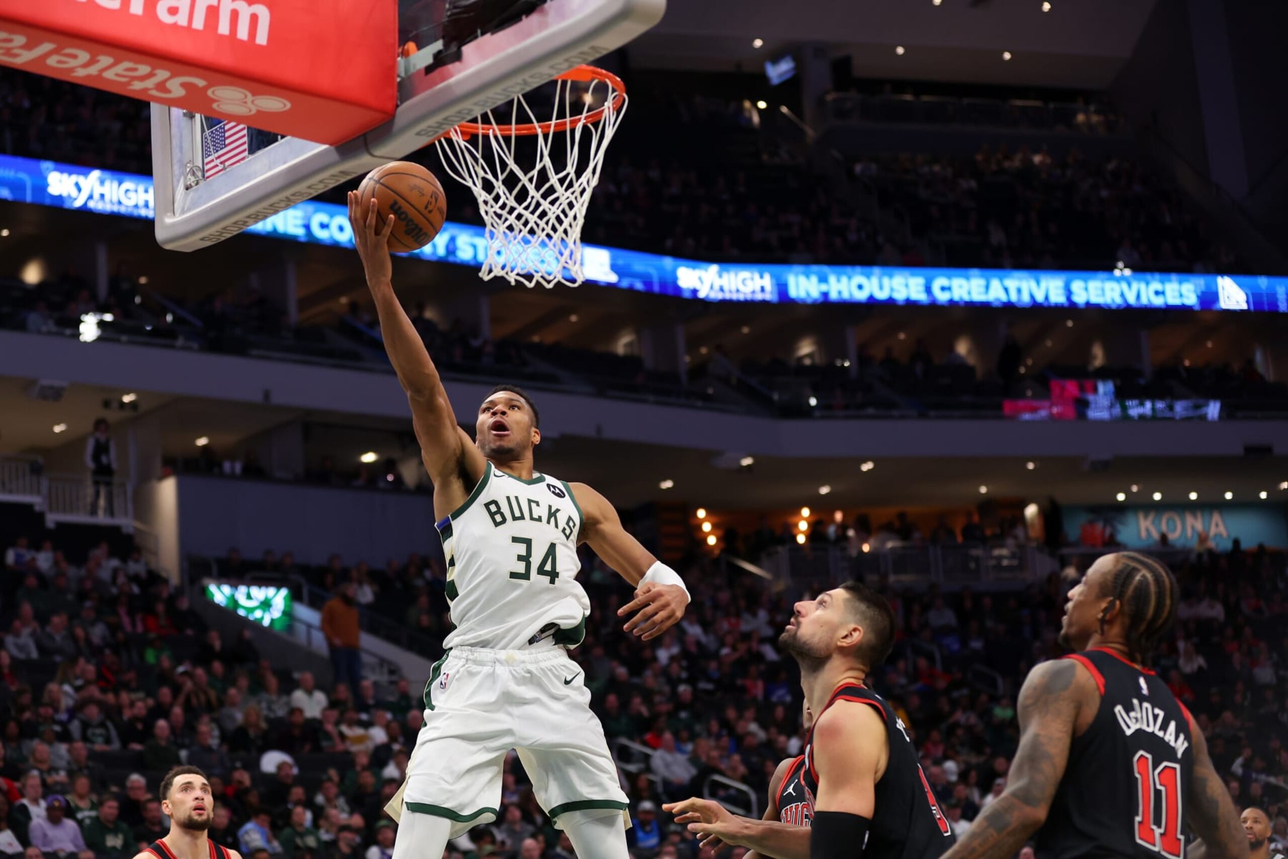 MILWAUKEE, WISCONSIN - NOVEMBER 13: Giannis Antetokounmpo #34 of the Milwaukee Bucks drives to the basket during the second half of a game against the Chicago Bulls at Fiserv Forum on November 13, 2023 in Milwaukee, Wisconsin. NOTE TO USER: User expressly acknowledges and agrees that, by downloading and or using this photograph, User is consenting to the terms and conditions of the Getty Images License Agreement. (Photo by Stacy Revere/Getty Images)