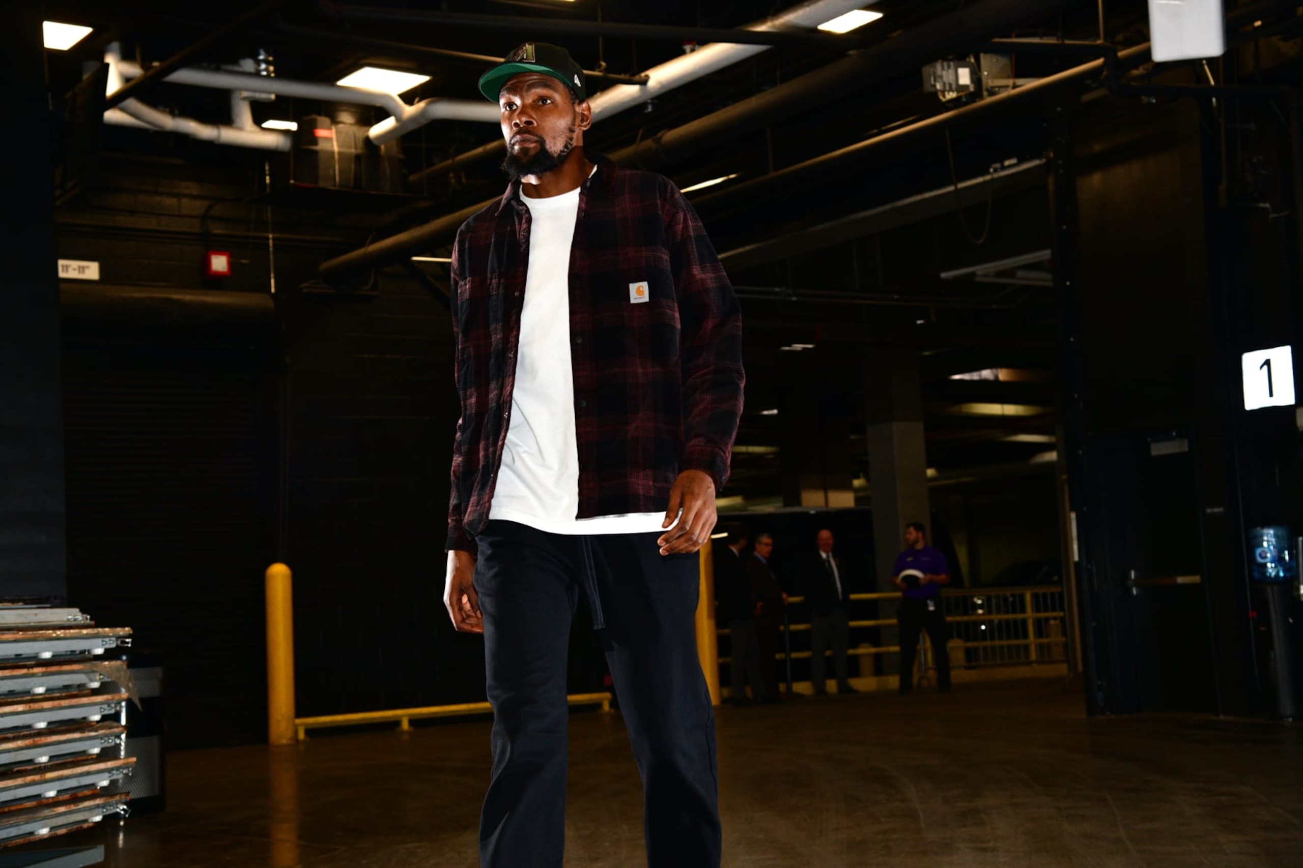 PHOENIX, AZ - NOVEMBER 15: Kevin Durant #35 of the Phoenix Suns arrives to the arena before the game against the Minnesota Timberwolves on November 15, 2023 at Footprint Center in Phoenix, Arizona. NOTE TO USER: User expressly acknowledges and agrees that, by downloading and or using this photograph, user is consenting to the terms and conditions of the Getty Images License Agreement. Mandatory Copyright Notice: Copyright 2023 NBAE (Photo by Kate Frese/NBAE via Getty Images)