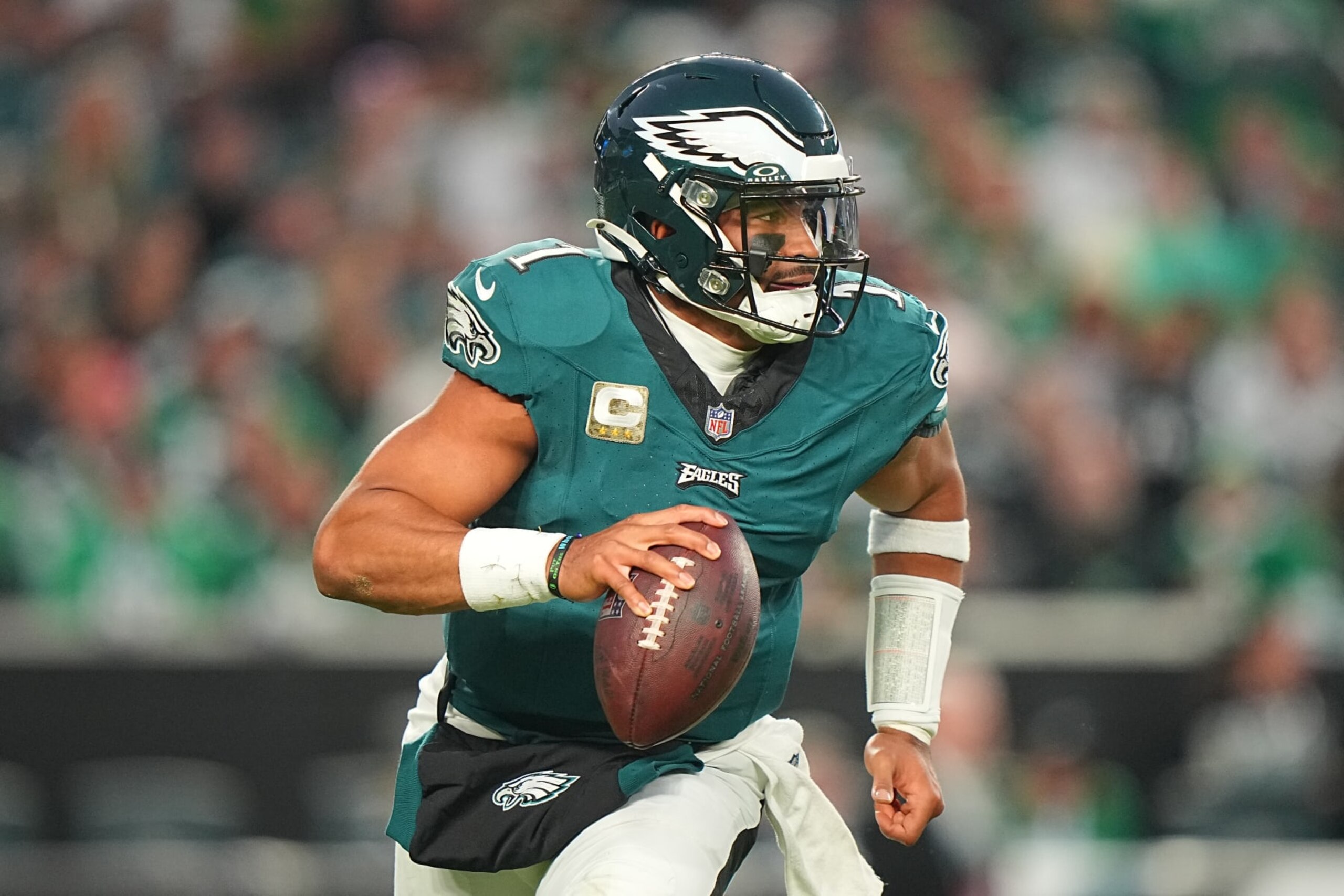 Football: Philadelphia Eagles quarterback Jalen Hurts (1) in action, scrambles with the football vs Dallas Cowboys at Lincoln Financial Field.
Philadelphia, PA 11/5/2023 
CREDIT: Erick W. Rasco (Photo by Erick W. Rasco/Sports Illustrated via Getty Images) 
(Set Number: X164454 TK1)