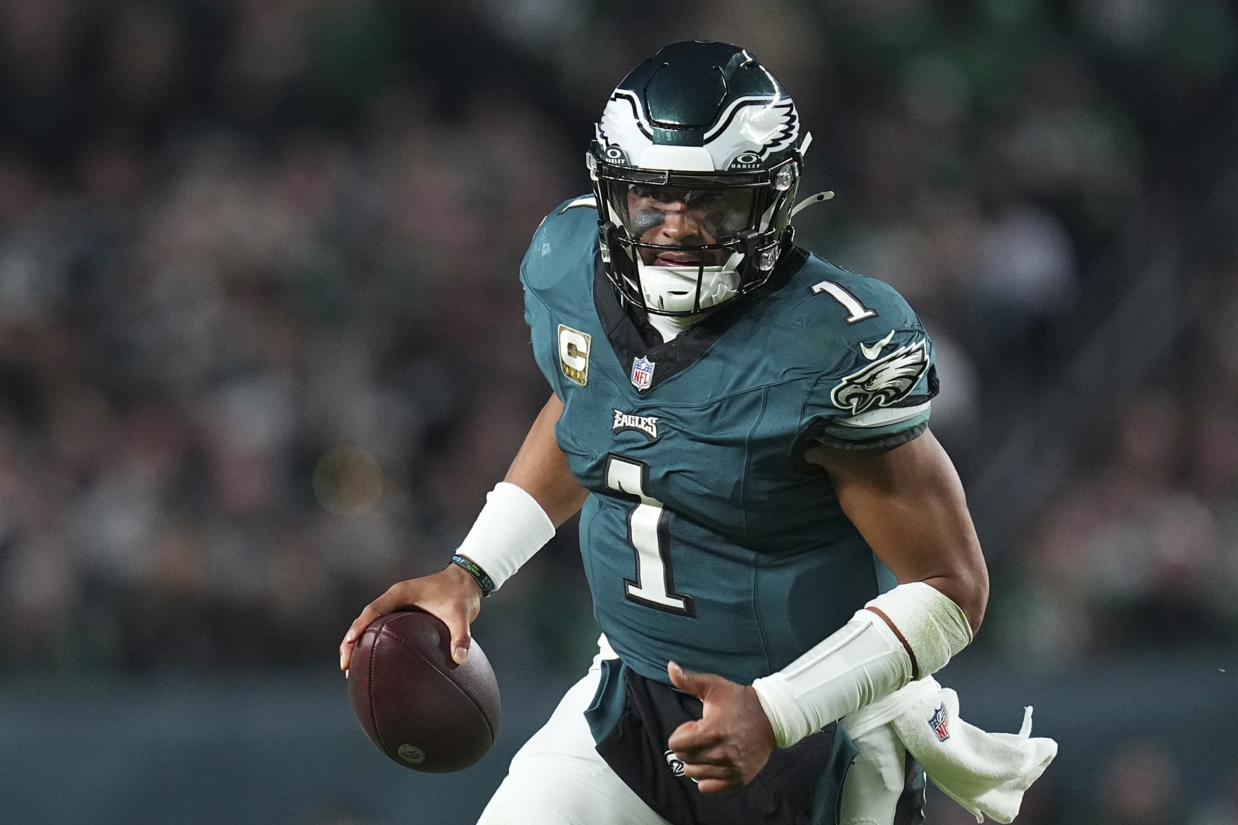 PHILADELPHIA, PENNSYLVANIA - NOVEMBER 5: Jalen Hurts #1 of the Philadelphia Eagles runs the ball against the Dallas Cowboys at Lincoln Financial Field on November 5, 2023 in Philadelphia, Pennsylvania. (Photo by Mitchell Leff/Getty Images)
