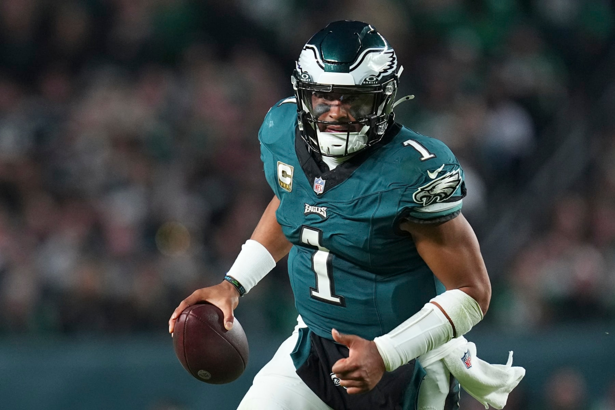 PHILADELPHIA, PENNSYLVANIA - NOVEMBER 5: Jalen Hurts #1 of the Philadelphia Eagles runs the ball against the Dallas Cowboys at Lincoln Financial Field on November 5, 2023 in Philadelphia, Pennsylvania. (Photo by Mitchell Leff/Getty Images)