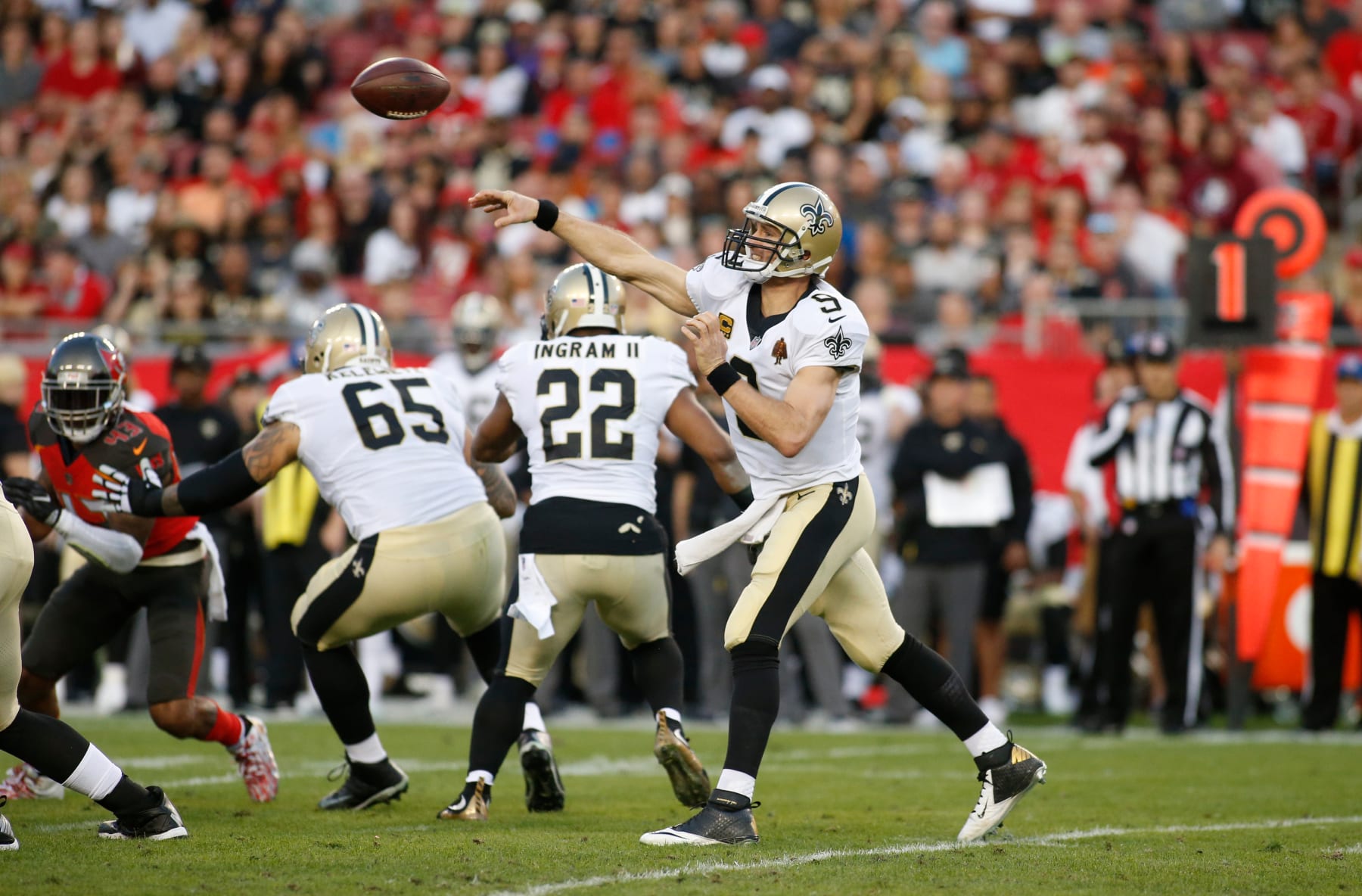 TAMPA, FL - DECEMBER 31:  Quarterback Drew Brees #9 of the New Orleans Saints throws to an open receiver during the second quarter of an NFL football game against the Tampa Bay Buccaneers on December 31, 2017 at Raymond James Stadium in Tampa, Florida. (Photo by Brian Blanco/Getty Images)