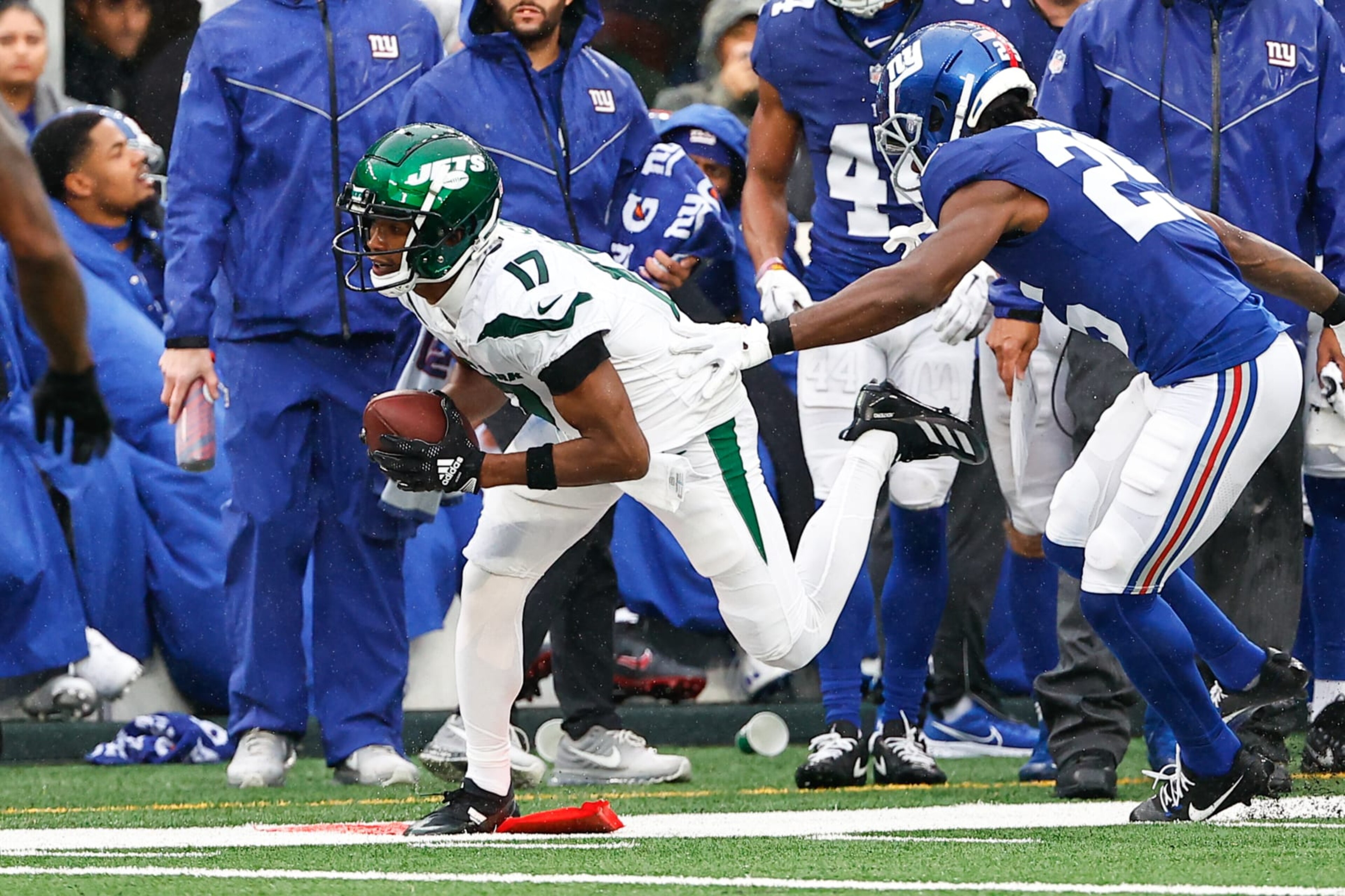 EAST RUTHERFORD, NJ - OCTOBER 29:  Garrett Wilson (17) of the New York Jets runs after the catch  during the game against the New York Giants on October 29, 2023 at MetLife Stadium in East Rutherford, New Jersey.  (Photo by Rich Graessle/Icon Sportswire via Getty Images)